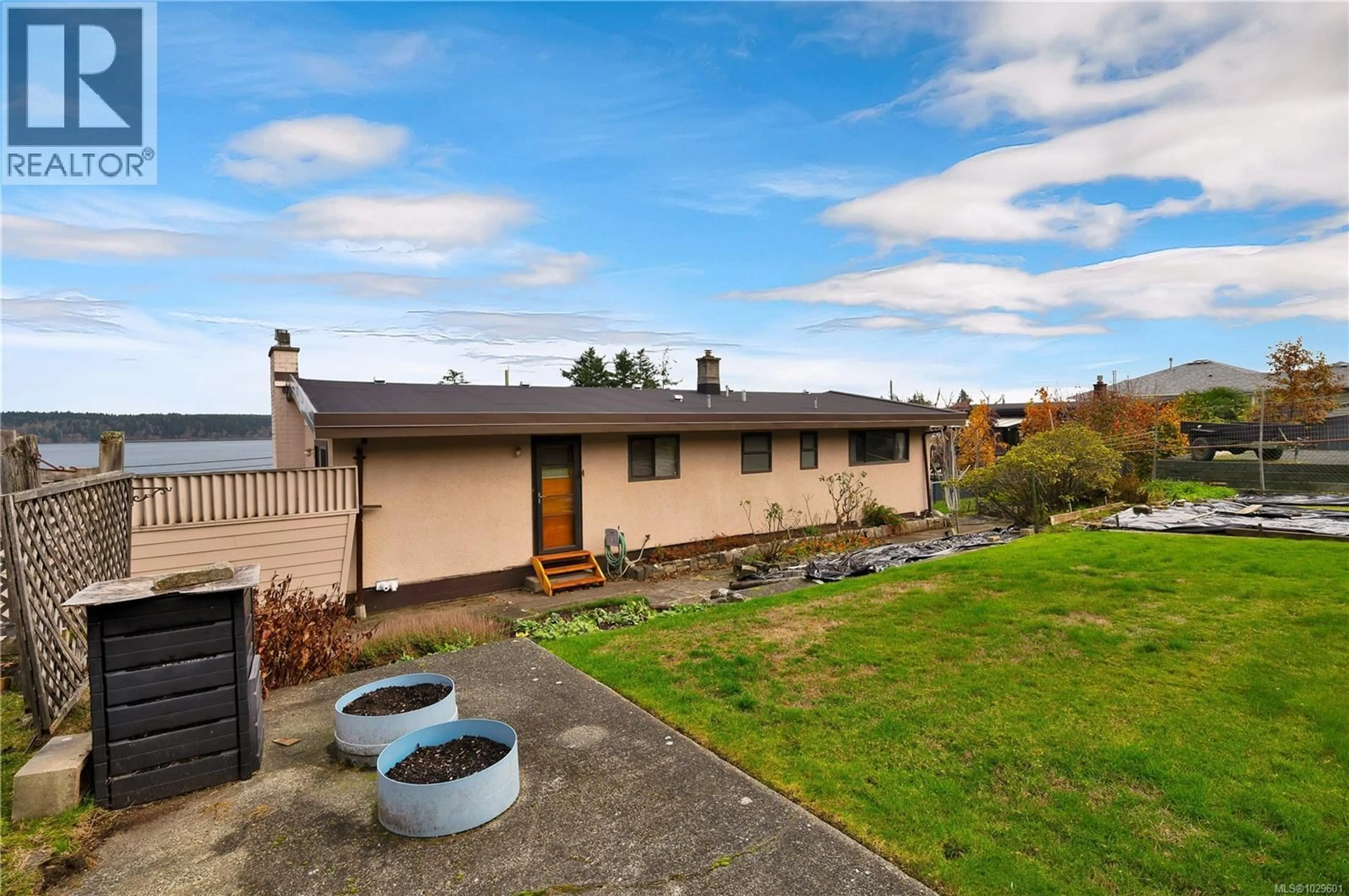 A pic from outside/outdoor area/front of a property/back of a property/a pic from drone, water/lake/river/ocean view for 76 MURPHY STREET SOUTH, Campbell River British Columbia V9W1Y4