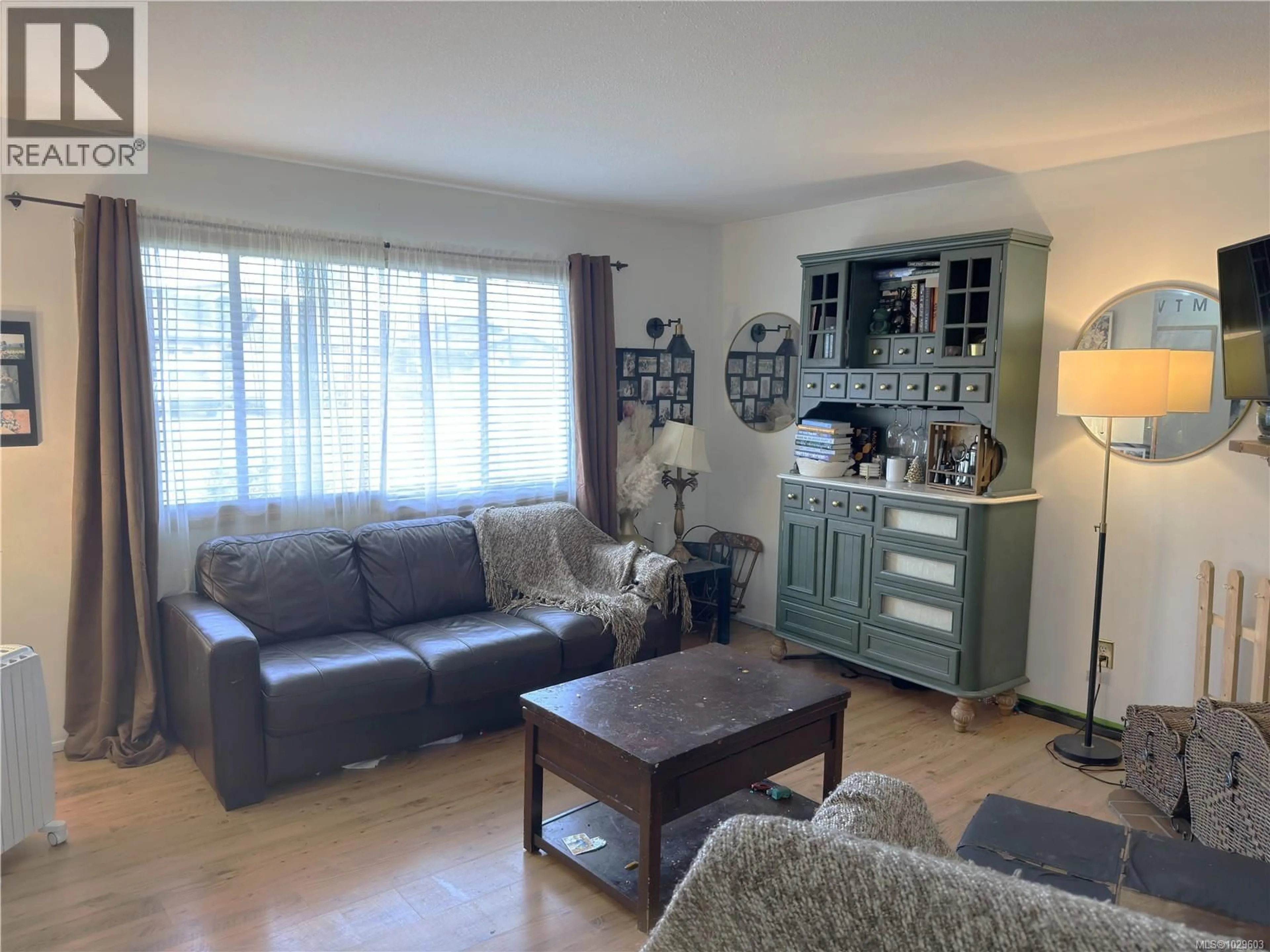 Living room with furniture, wood/laminate floor for 693 WEDGEWOOD CRESCENT, Parksville British Columbia V9P1B6