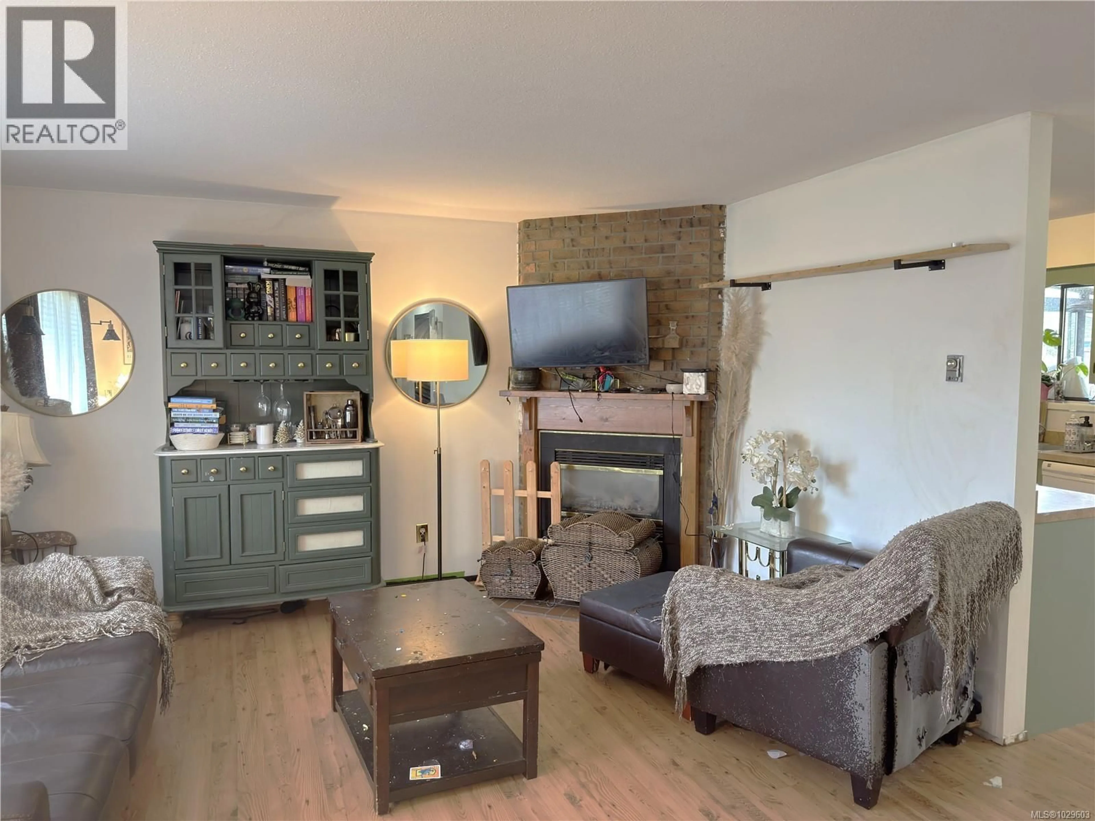 Living room with furniture, wood/laminate floor for 693 WEDGEWOOD CRESCENT, Parksville British Columbia V9P1B6