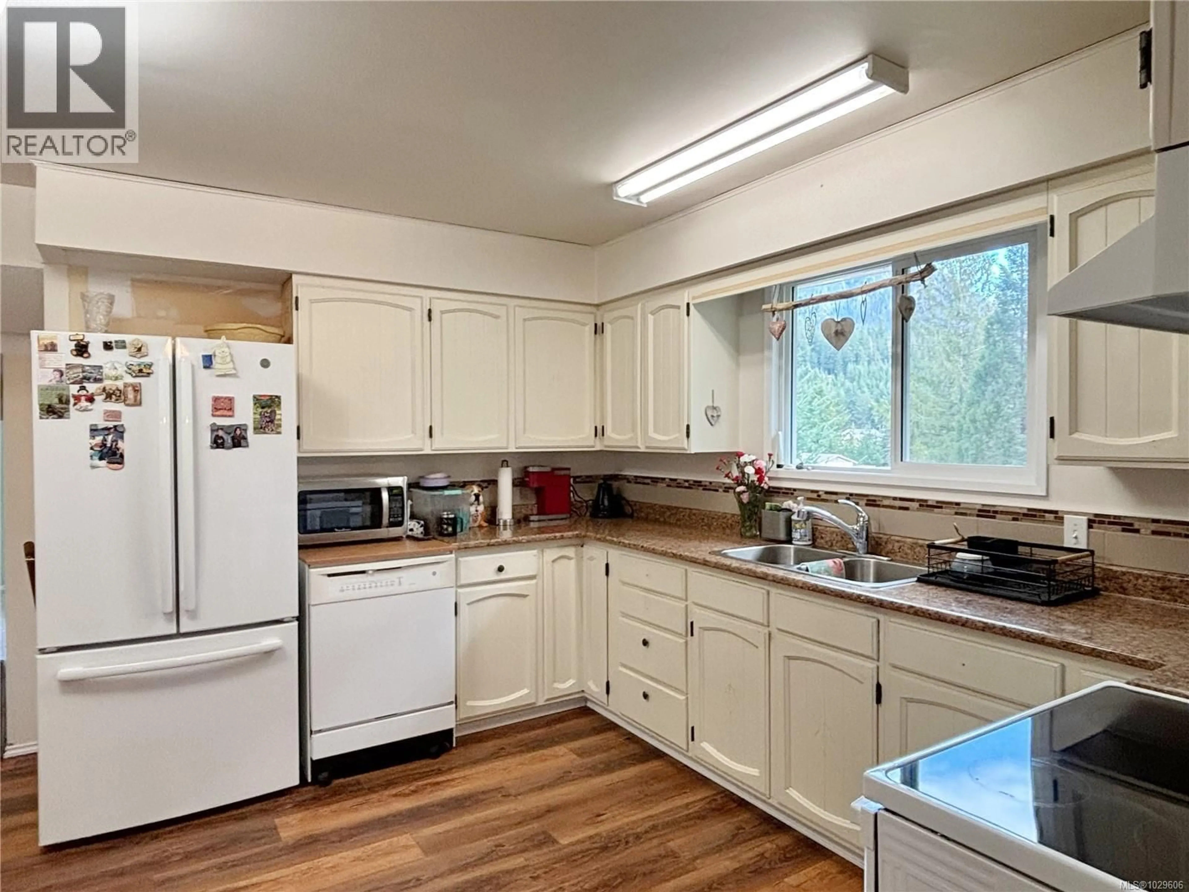 Standard kitchen, unknown for 529 CEDAR CRESCENT, Gold River British Columbia V0P1G0