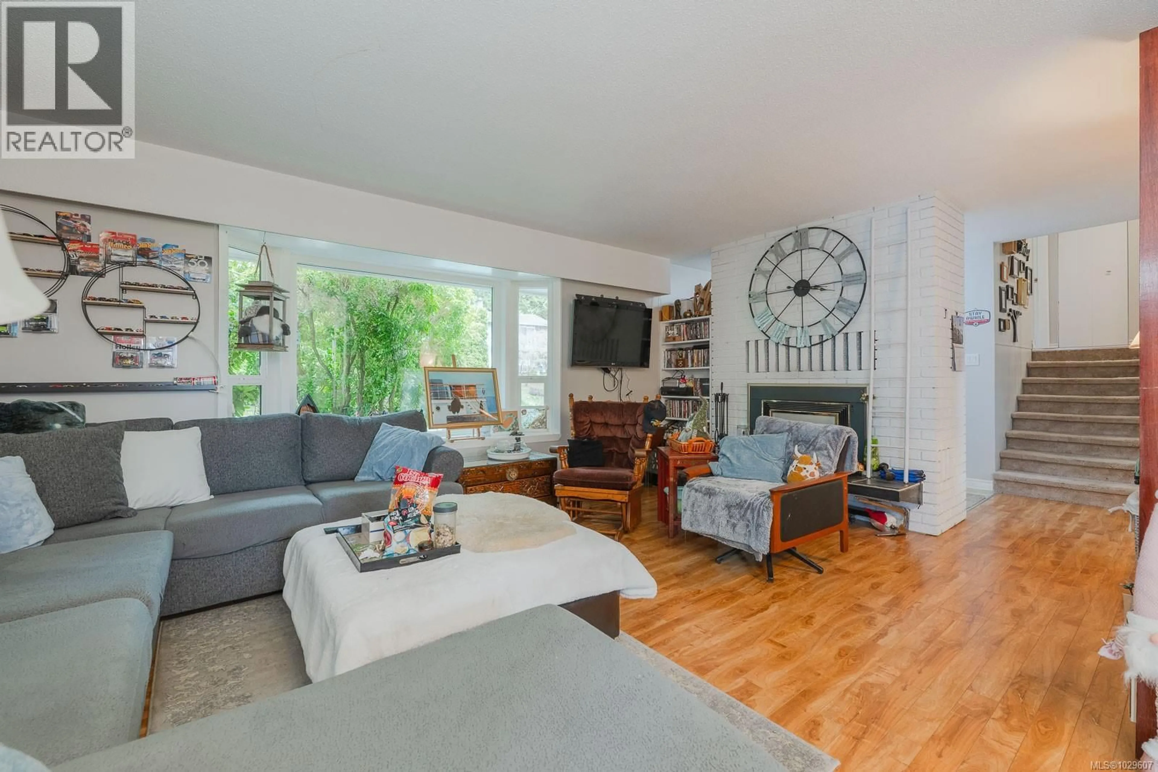 Living room with furniture, wood/laminate floor for 395 DOGWOOD DRIVE, Ladysmith British Columbia V9G1B7