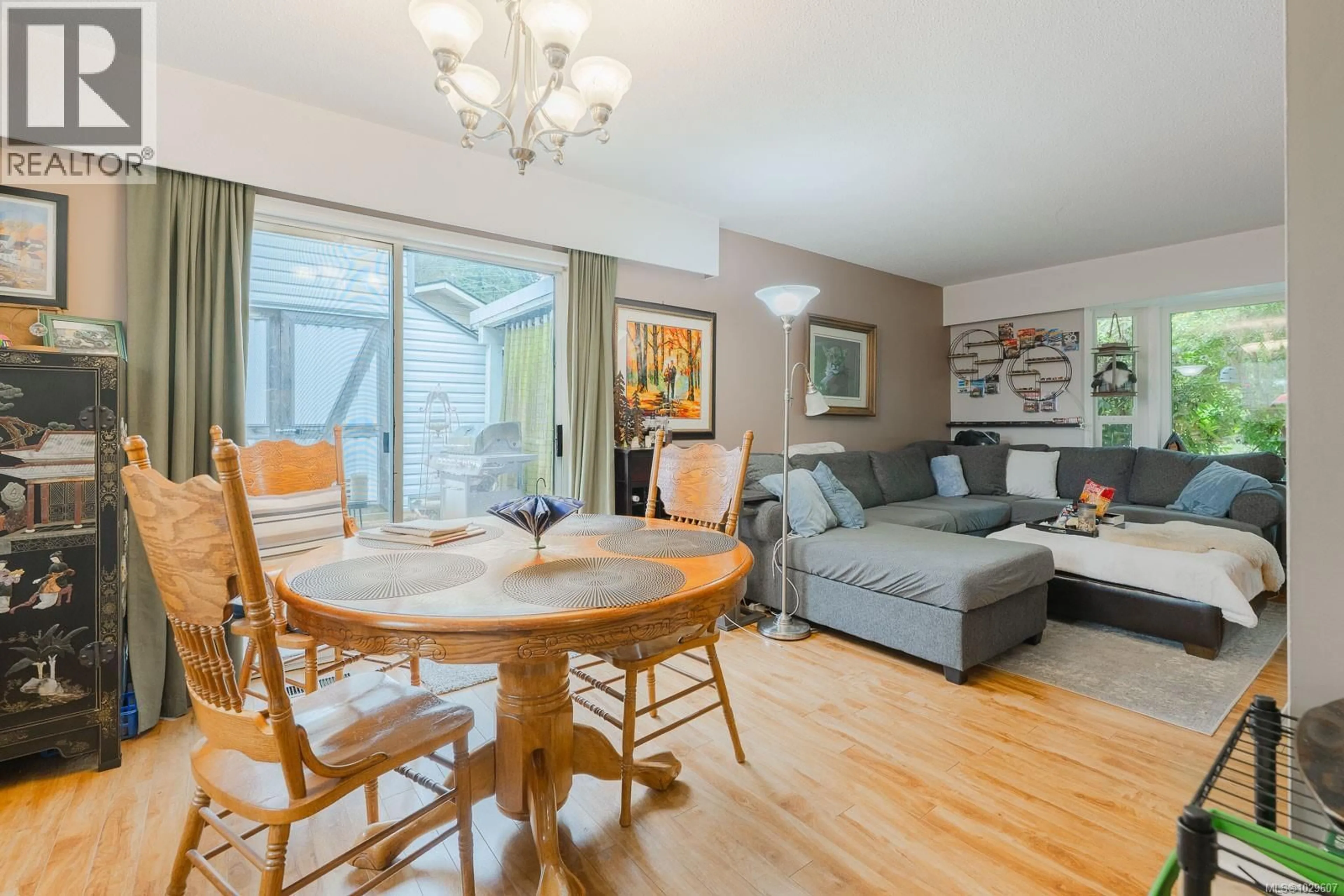 Living room with furniture, wood/laminate floor for 395 DOGWOOD DRIVE, Ladysmith British Columbia V9G1B7