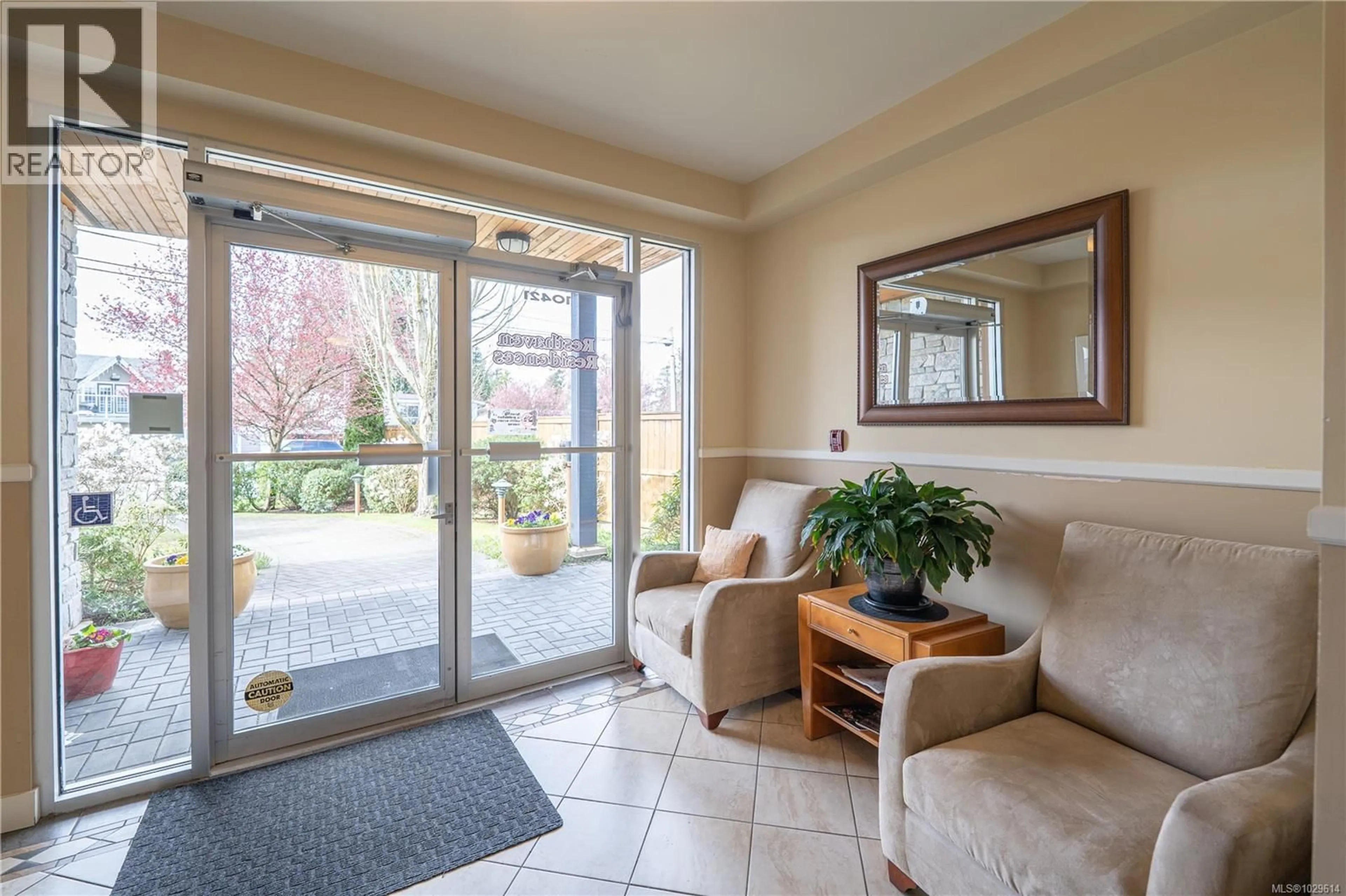 Indoor entryway for 204 - 10421 RESTHAVEN DRIVE, Sidney British Columbia V8L3H4