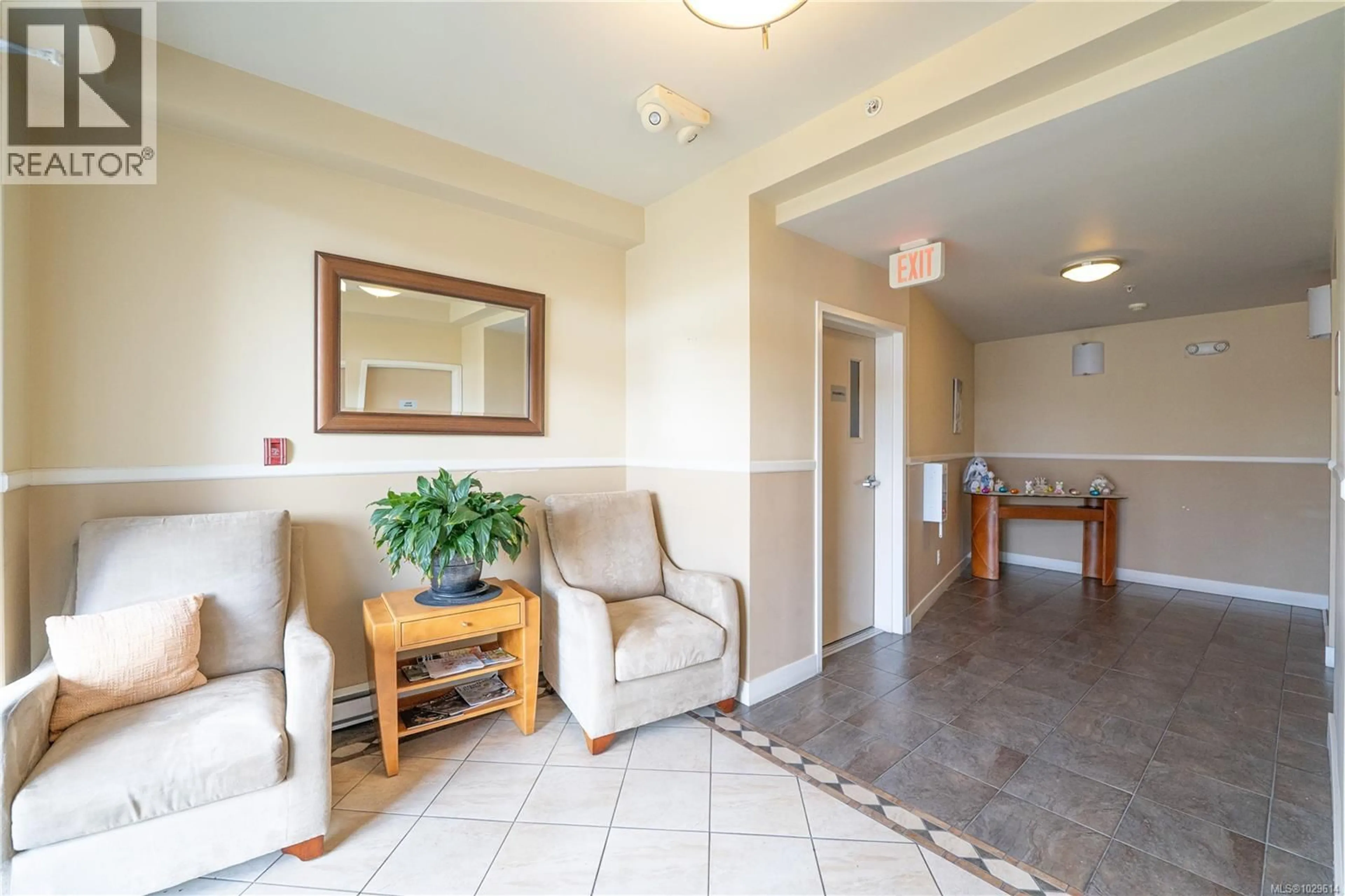 Indoor foyer for 204 - 10421 RESTHAVEN DRIVE, Sidney British Columbia V8L3H4