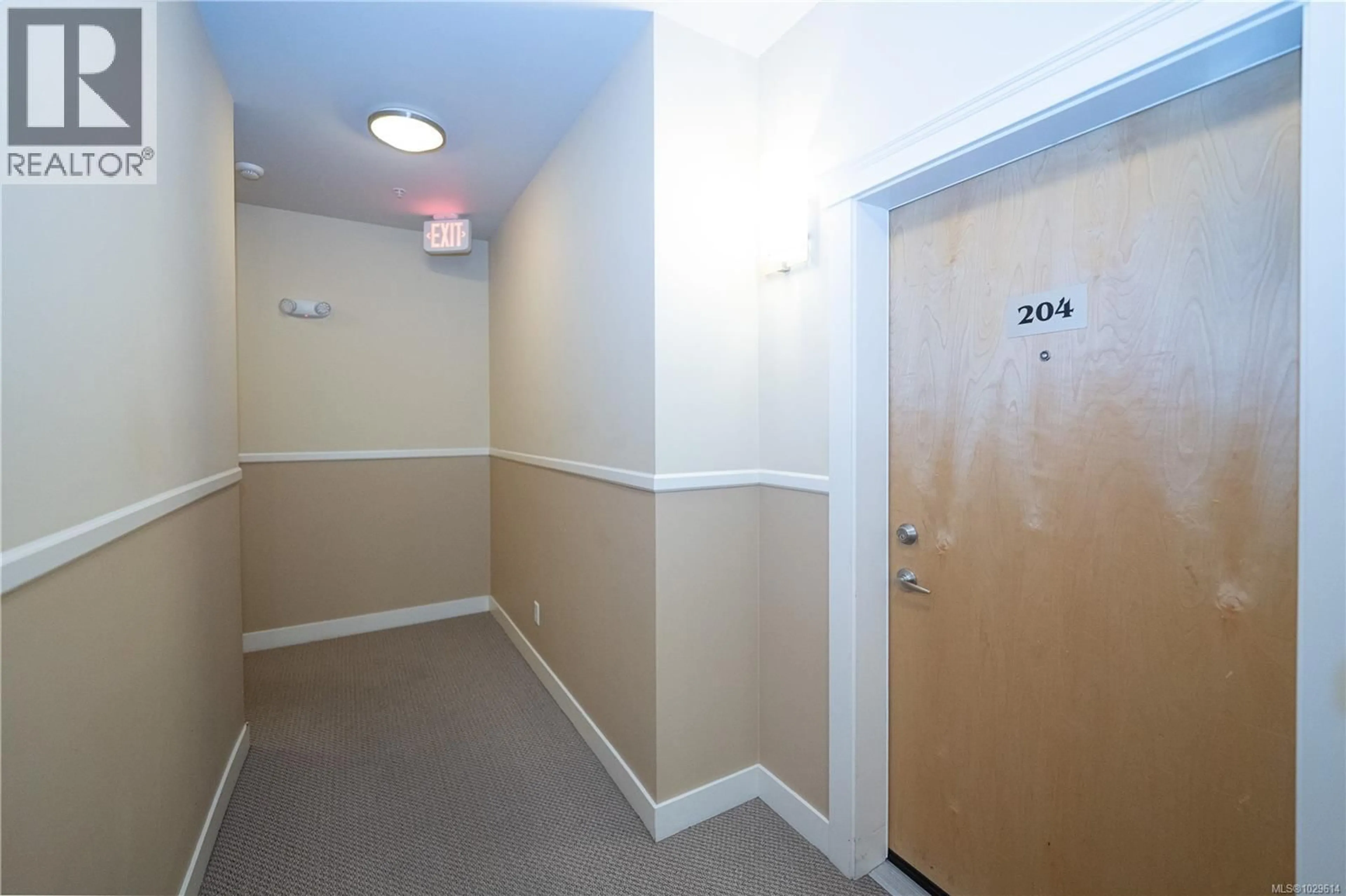 Indoor foyer for 204 - 10421 RESTHAVEN DRIVE, Sidney British Columbia V8L3H4