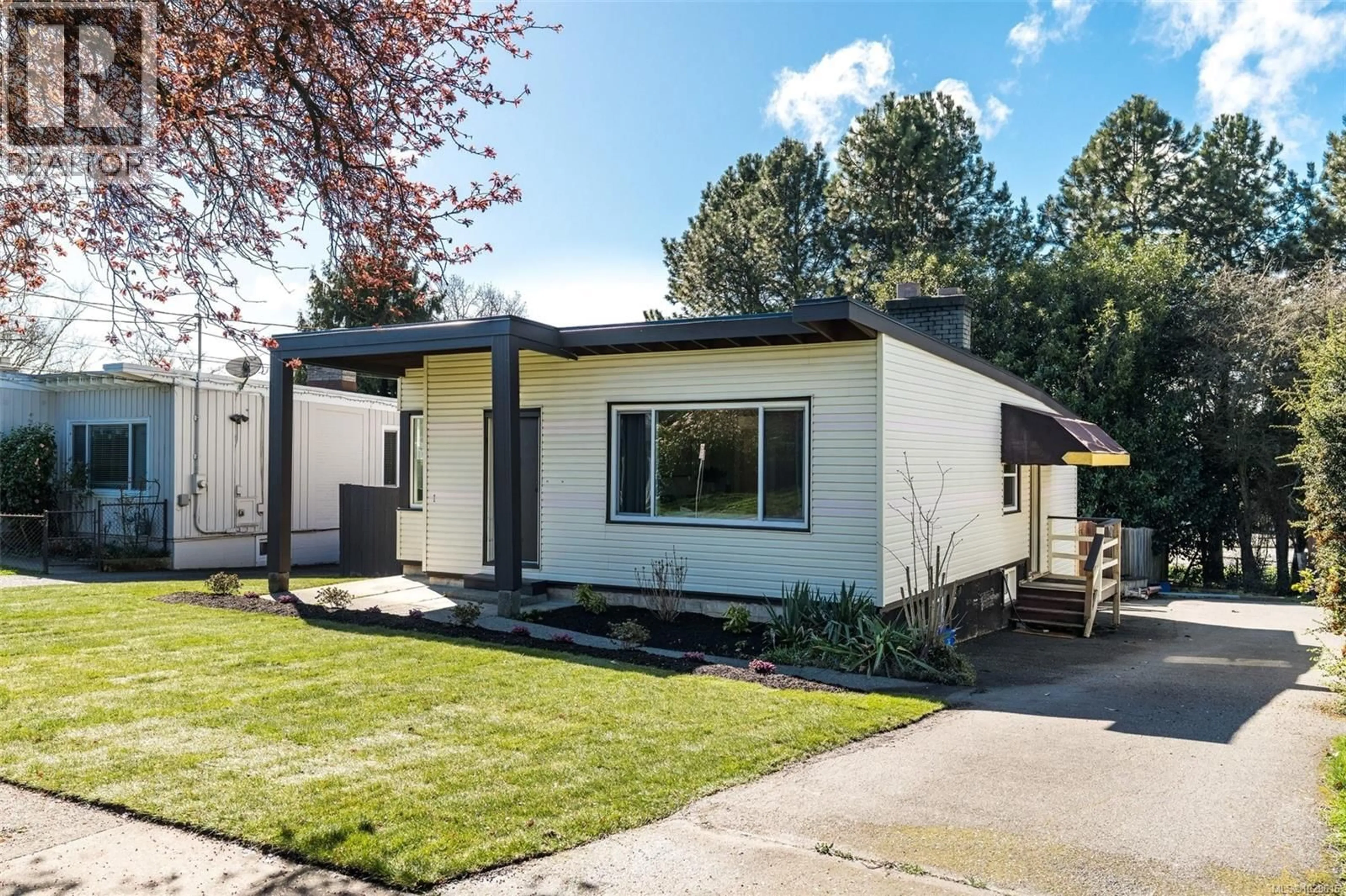 Home with vinyl exterior material, street for 3166 ALDER STREET, Victoria British Columbia V8X1N8