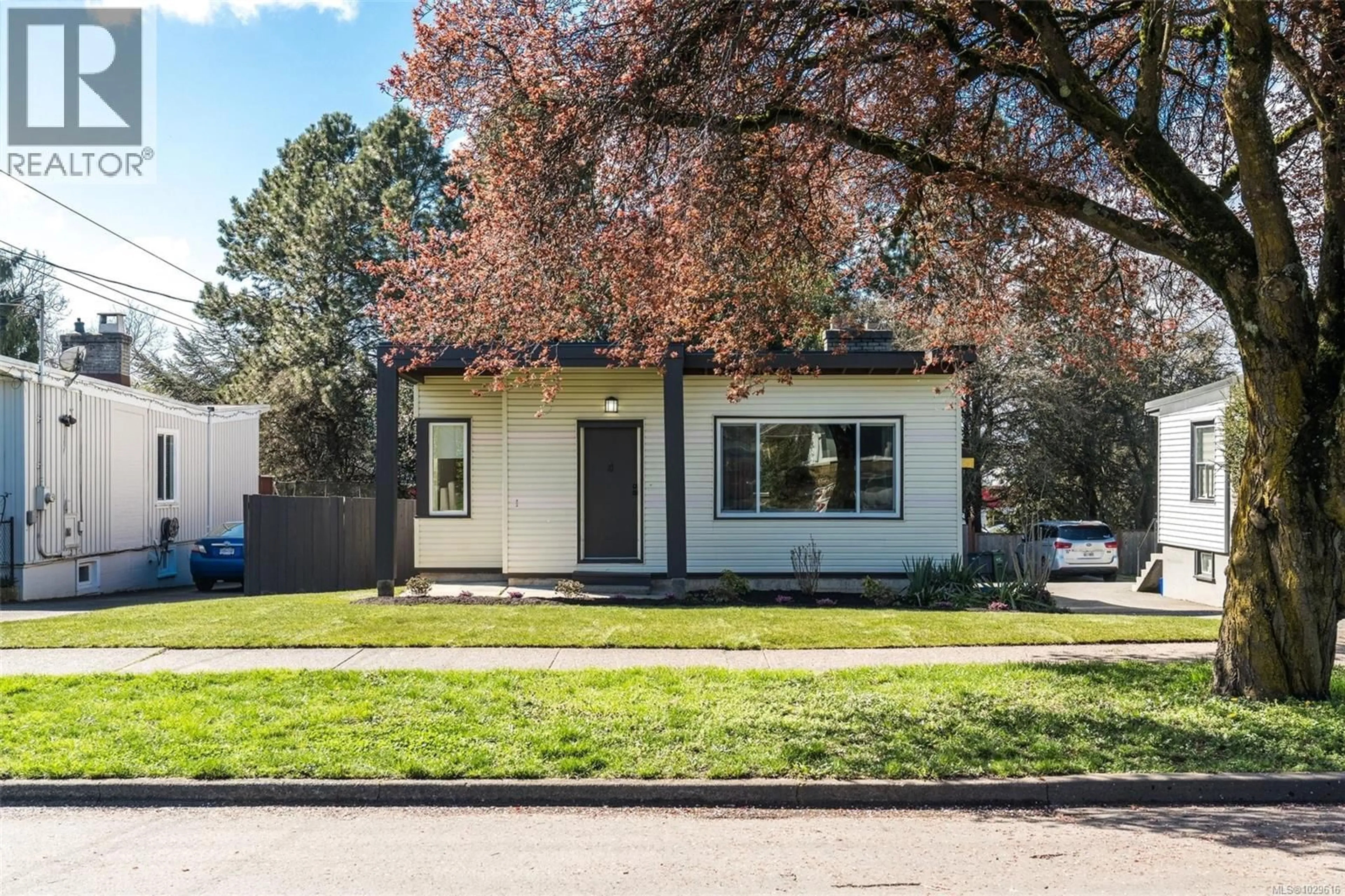 Home with vinyl exterior material, street for 3166 ALDER STREET, Victoria British Columbia V8X1N8