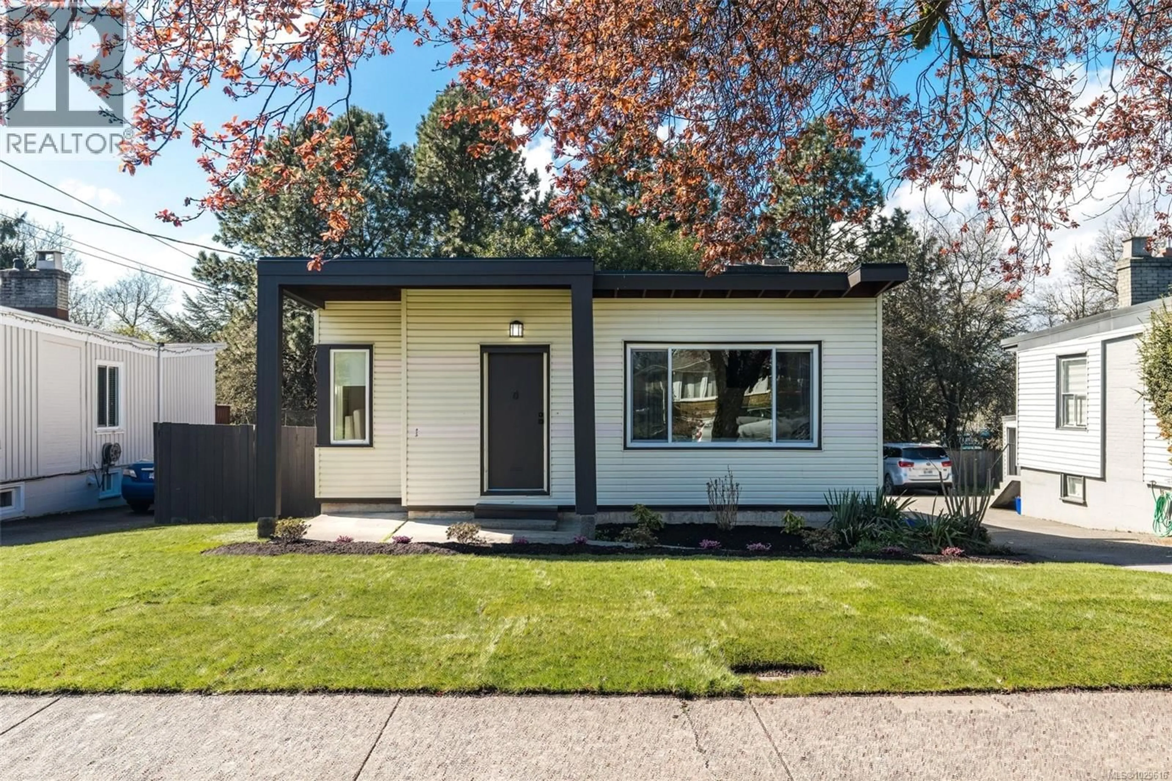 Home with vinyl exterior material, street for 3166 ALDER STREET, Victoria British Columbia V8X1N8