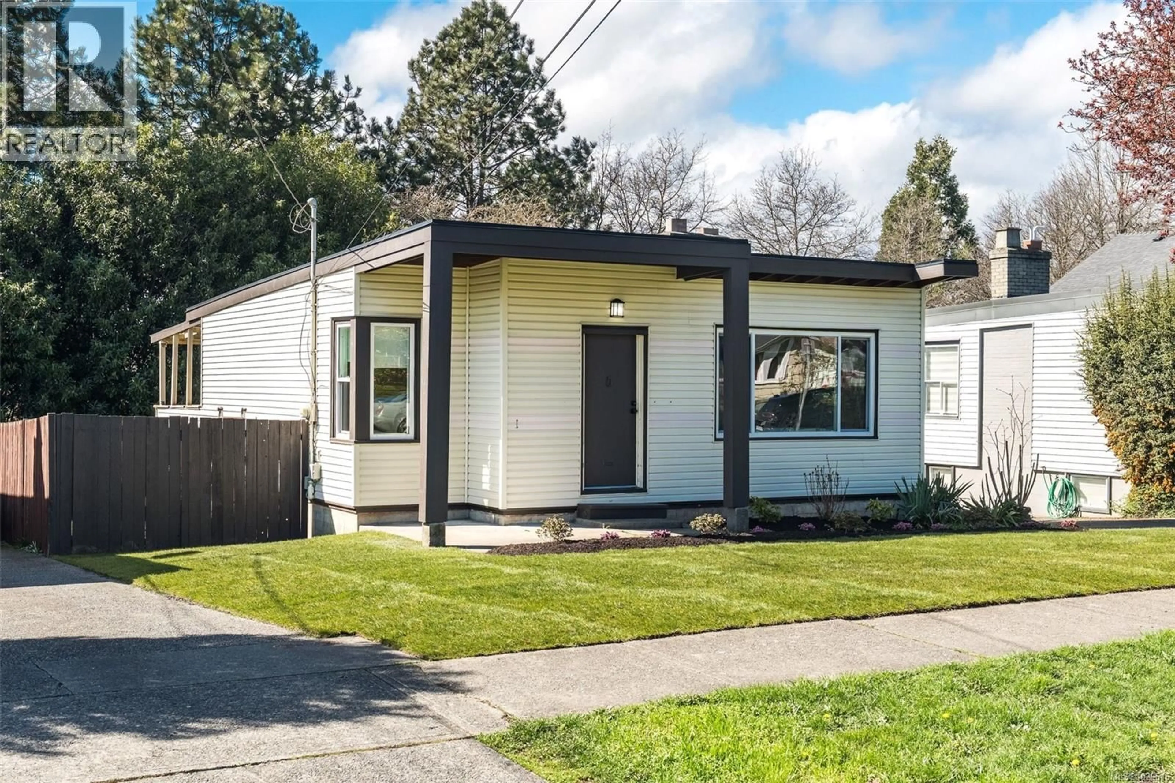 Home with vinyl exterior material, street for 3166 ALDER STREET, Victoria British Columbia V8X1N8