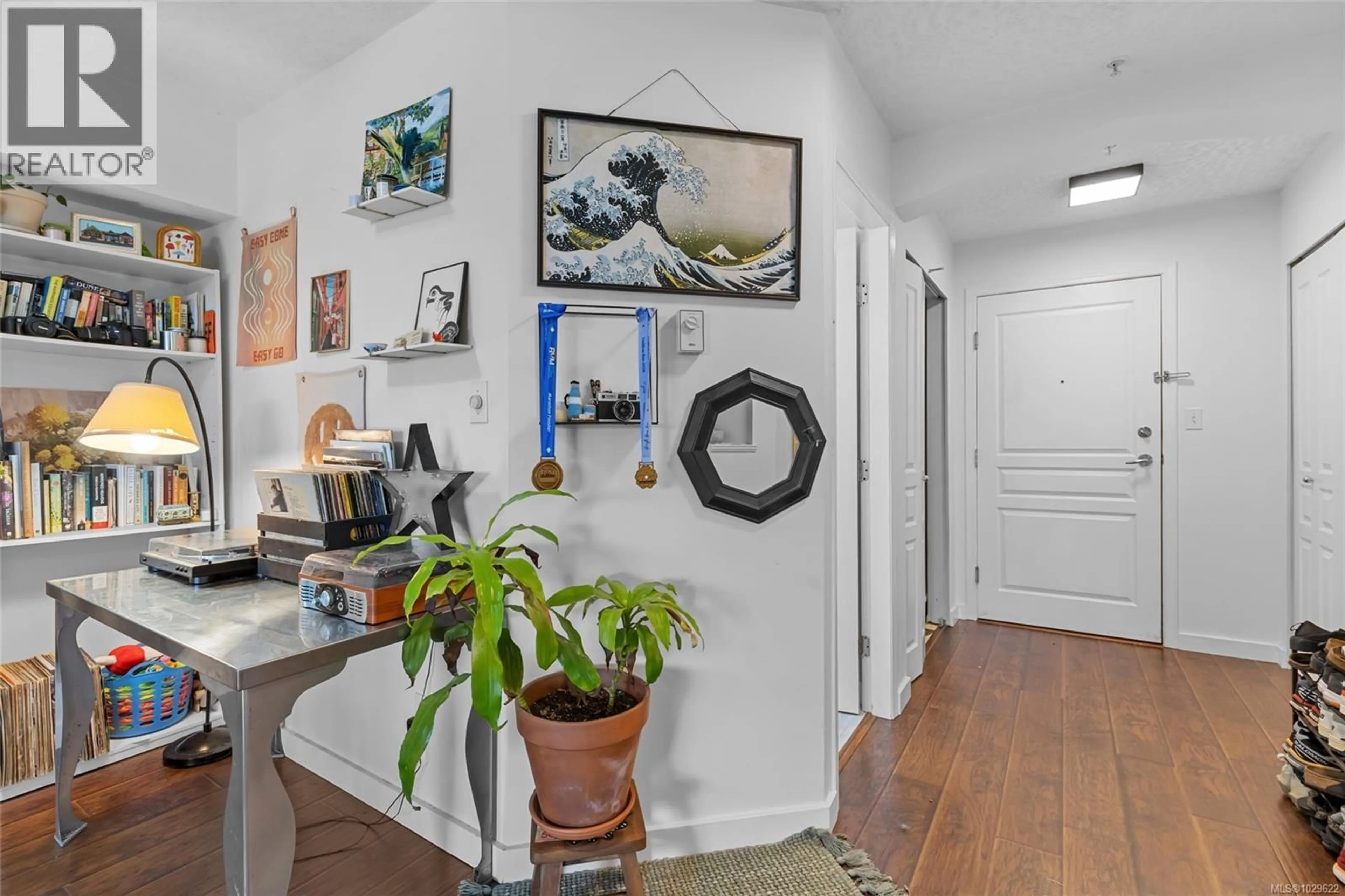 Indoor entryway for 305 - 935 JOHNSON STREET, Victoria British Columbia V8V3N5