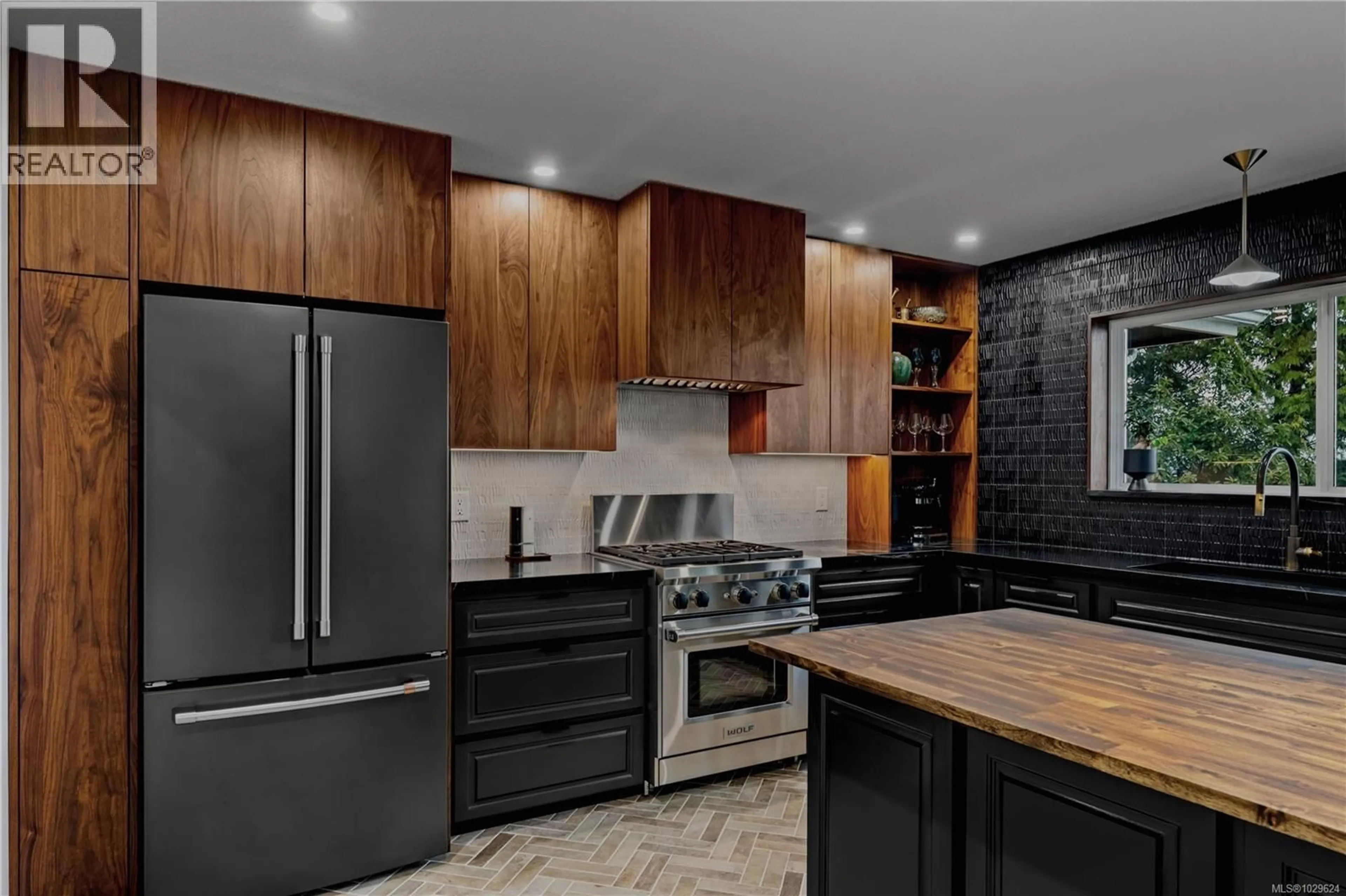 Contemporary kitchen, ceramic/tile floor for 765 HORSESHOE ROAD, Gabriola Island British Columbia V0R1X3