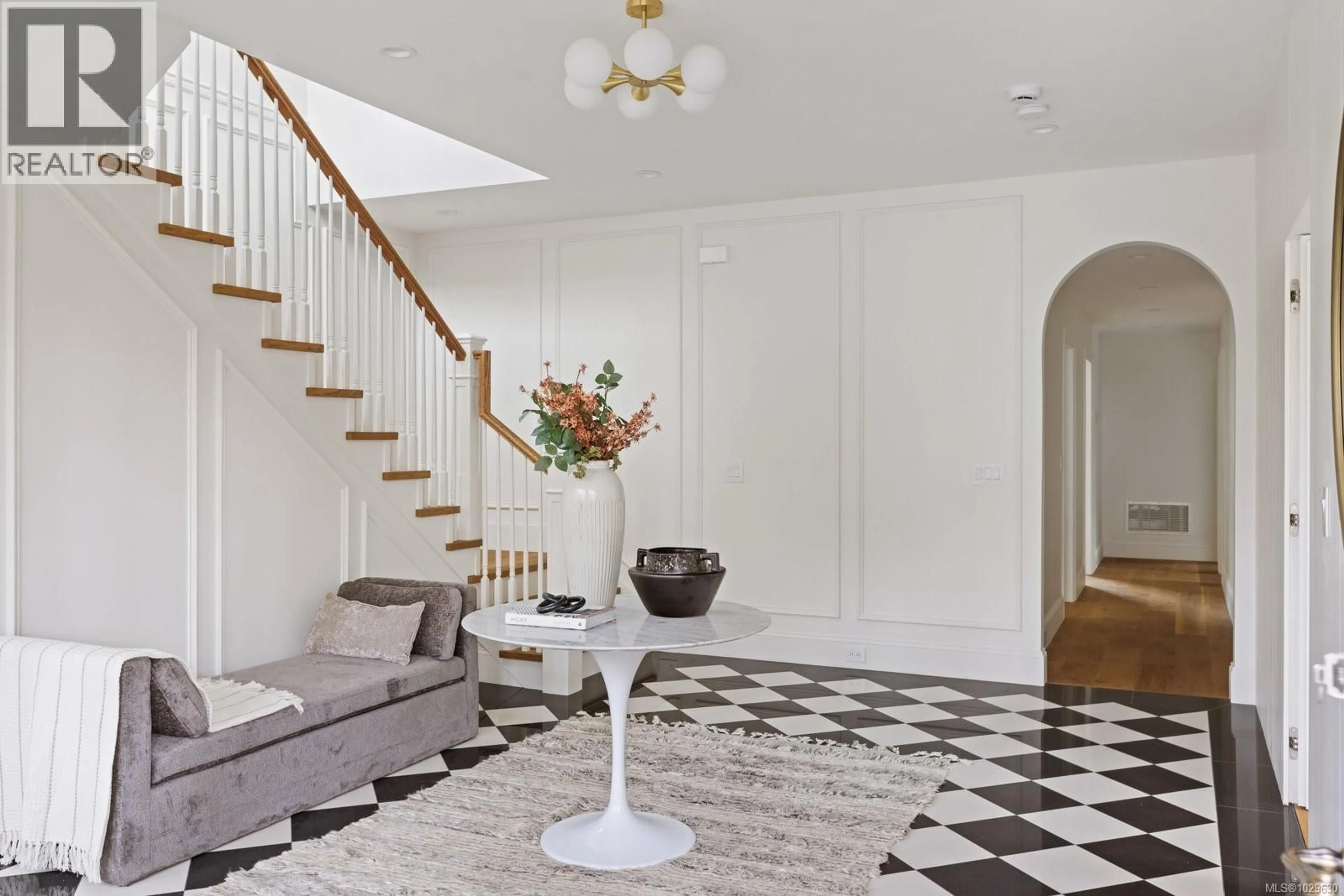 Indoor foyer for 135 PASSMORE STREET, Victoria British Columbia V8S3V6