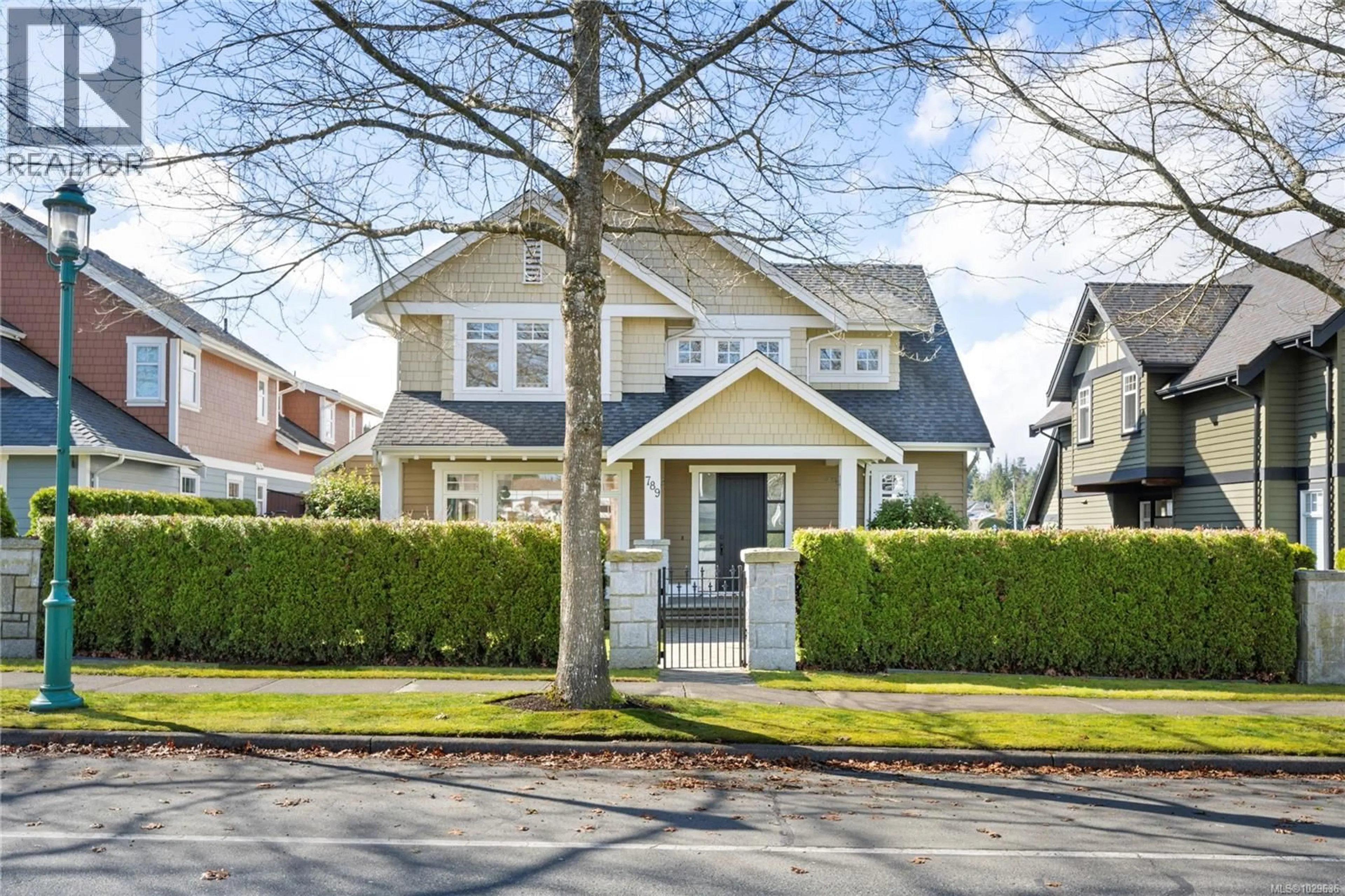 Home with vinyl exterior material, street for 789 MEMORIAL AVENUE, Qualicum Beach British Columbia V9K2T4