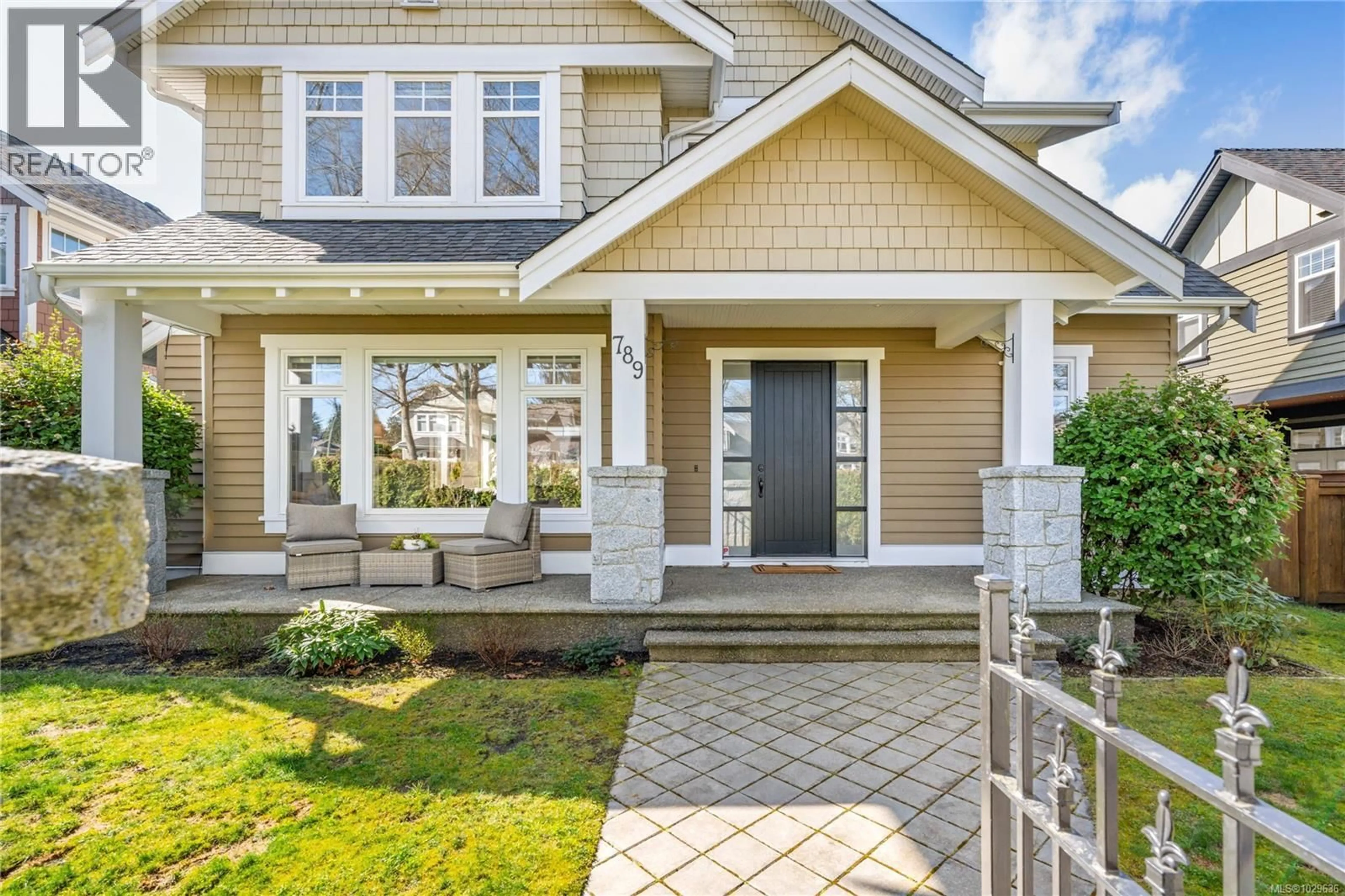 Home with vinyl exterior material, street for 789 MEMORIAL AVENUE, Qualicum Beach British Columbia V9K2T4