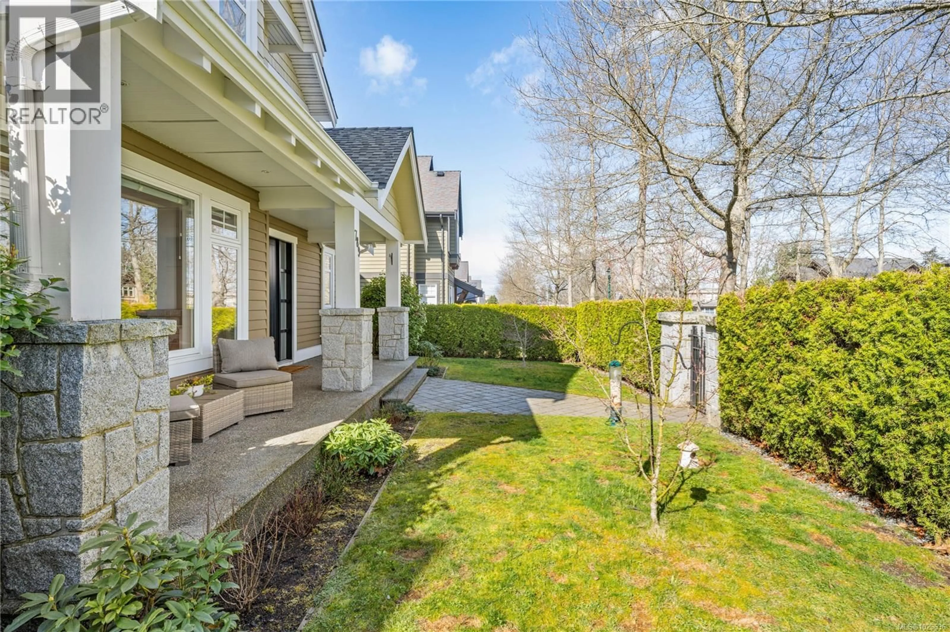 Patio, street for 789 MEMORIAL AVENUE, Qualicum Beach British Columbia V9K2T4