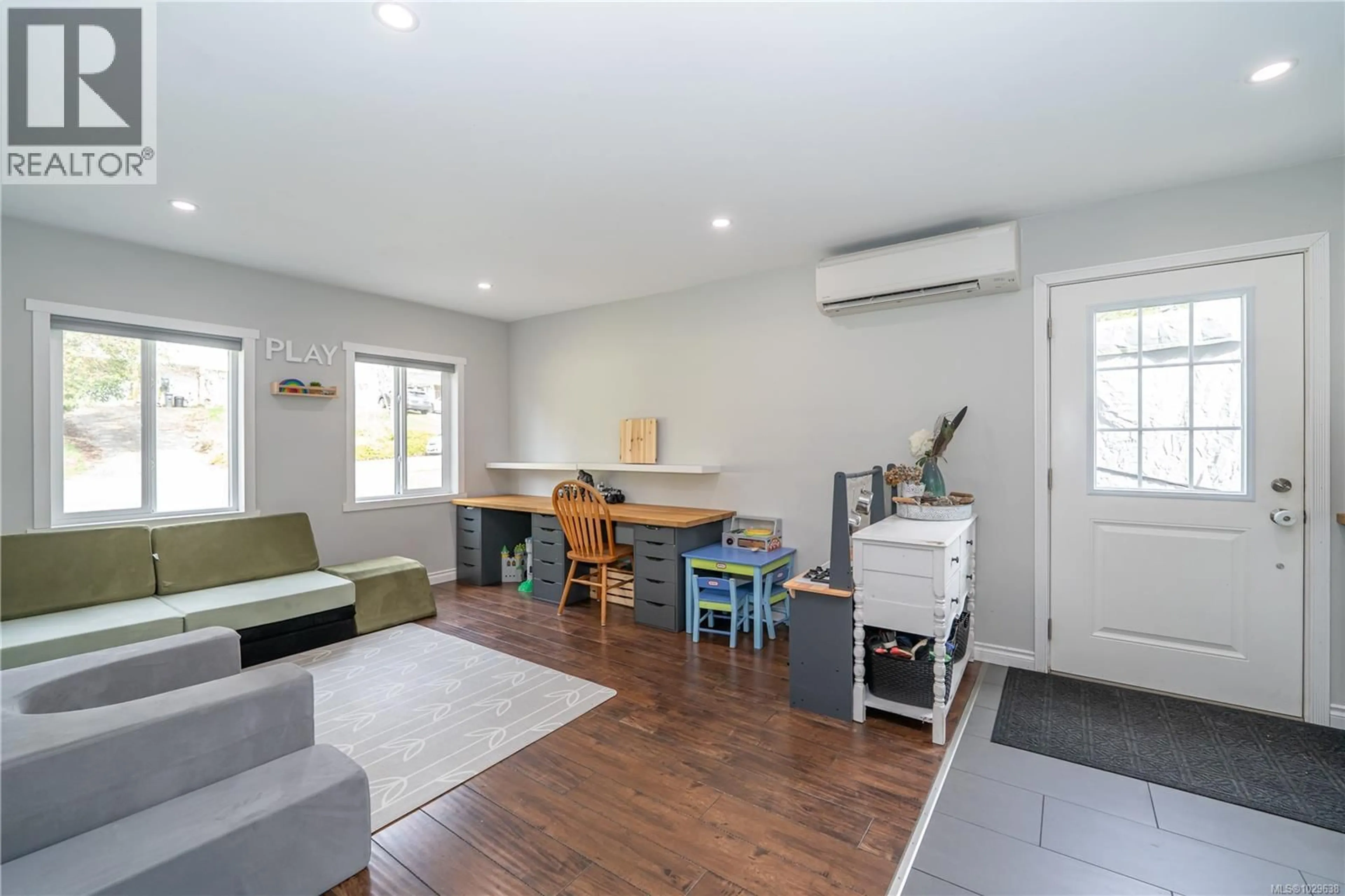 Living room with furniture, wood/laminate floor for 1816 DEBORAH DRIVE, Duncan British Columbia V9L5B4