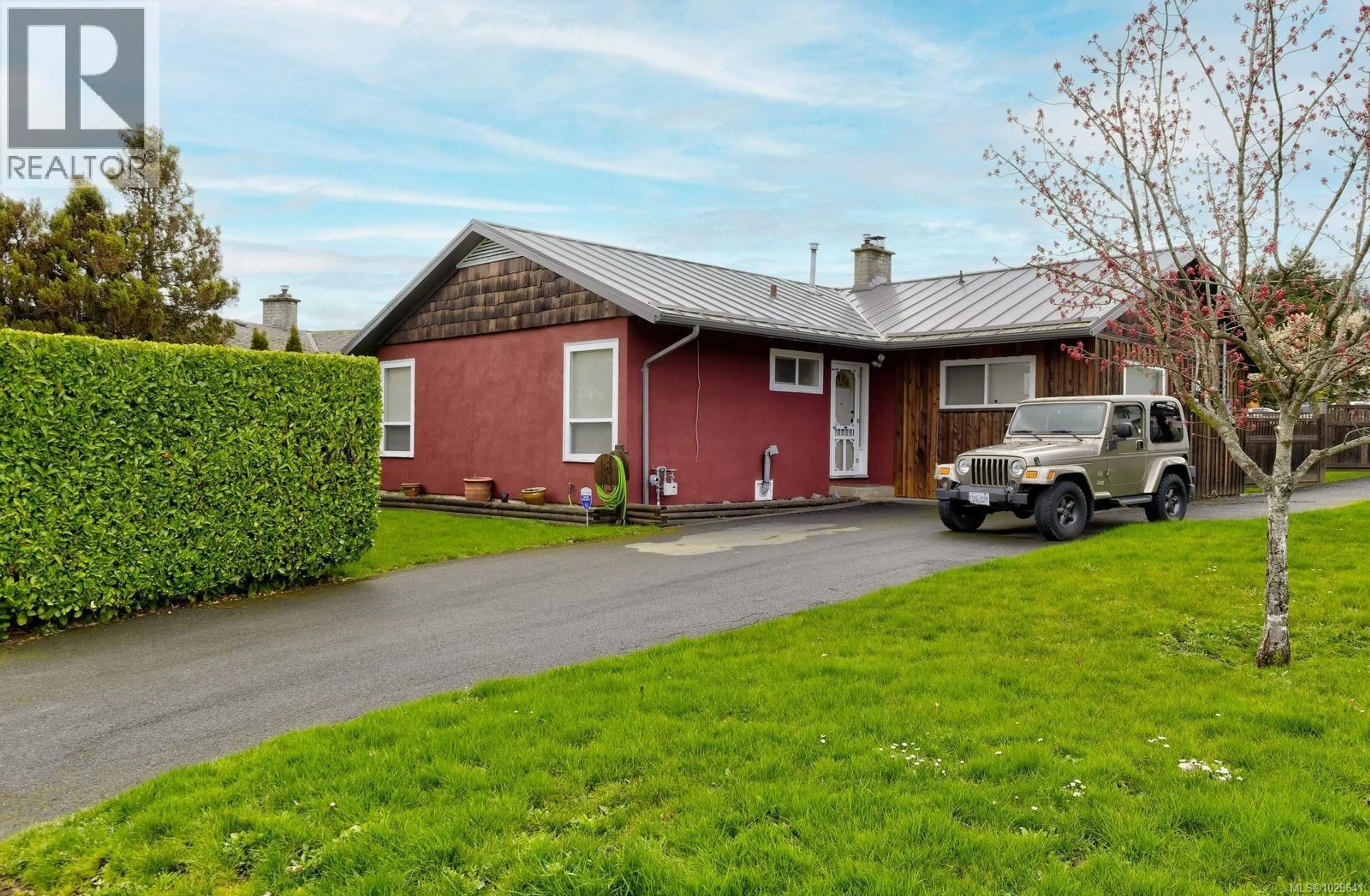 A pic from outside/outdoor area/front of a property/back of a property/a pic from drone, street for 1588 CHARLOTTE STREET, Crofton British Columbia V0R1R0