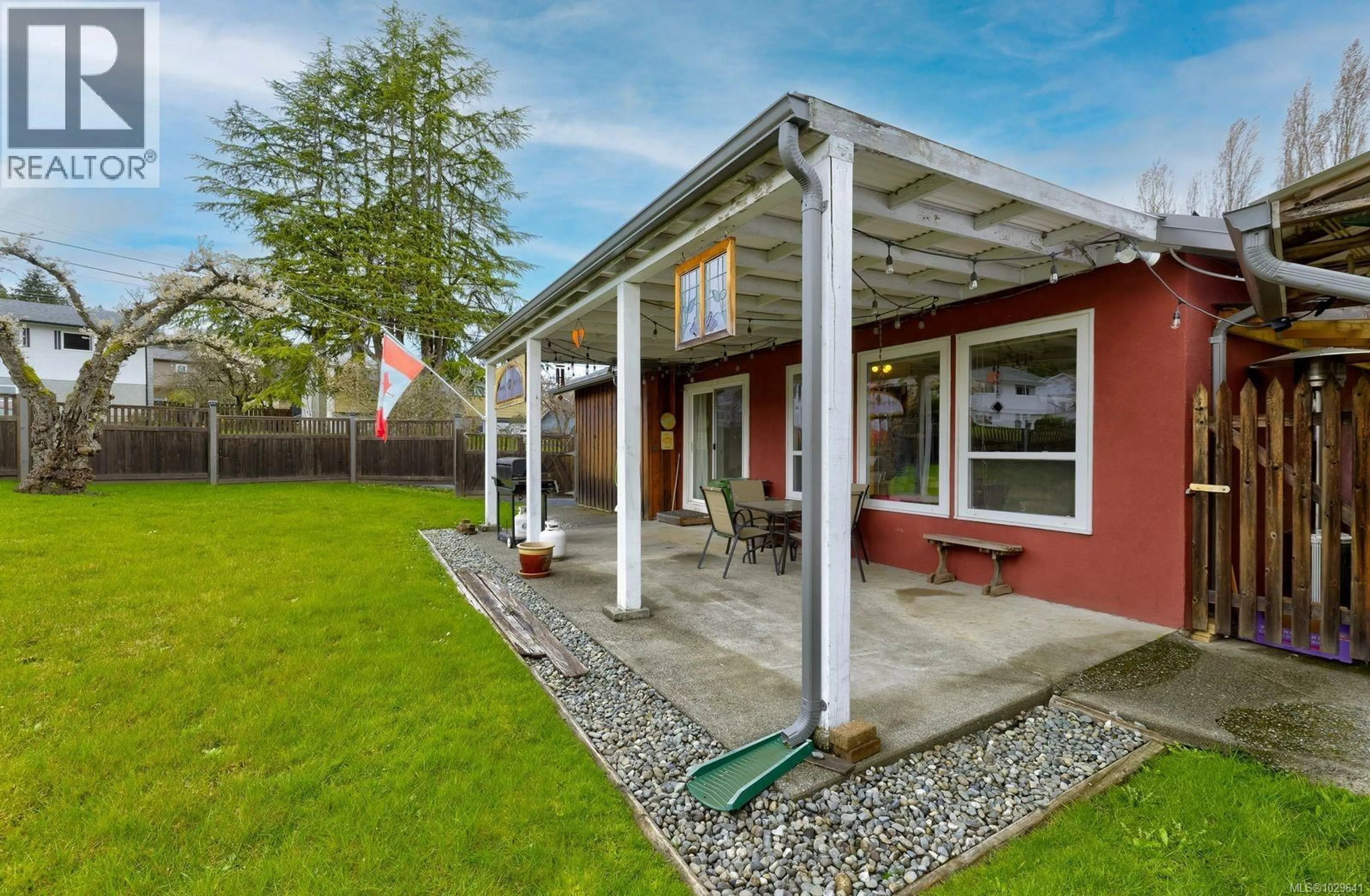 Home with vinyl exterior material, building for 1588 CHARLOTTE STREET, Crofton British Columbia V0R1R0