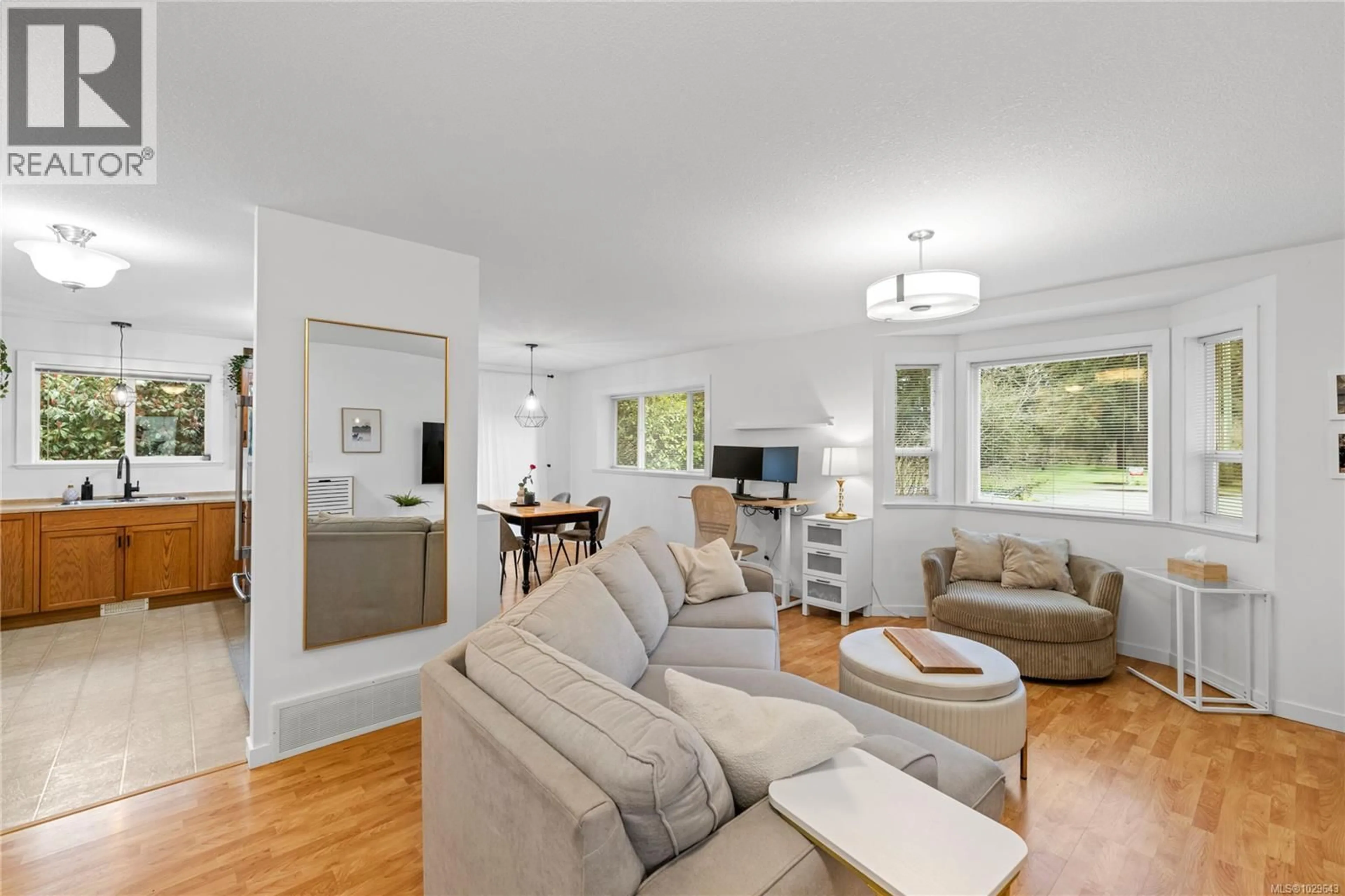 Living room with furniture, wood/laminate floor for 680 MONTAGUE ROAD, Nanaimo British Columbia V9R3G3