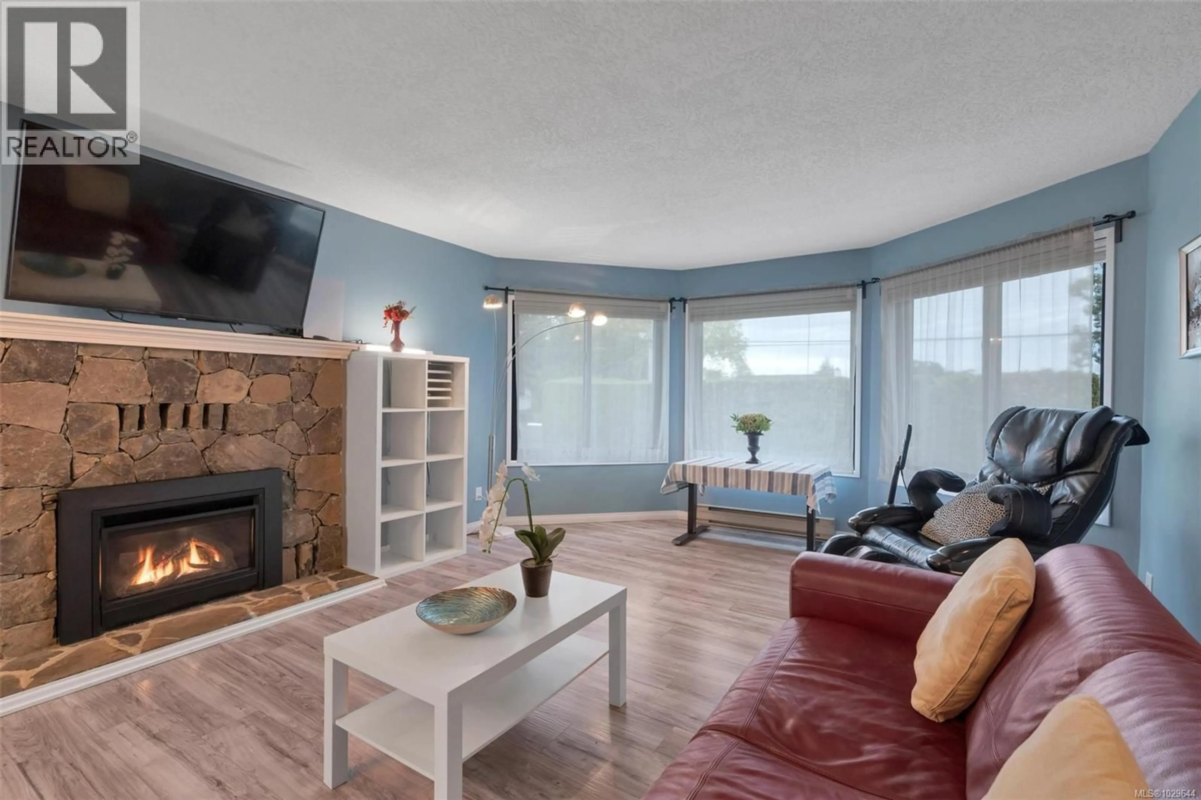 Living room with furniture, unknown for 4249 QUADRA STREET, Saanich British Columbia V8X1L5