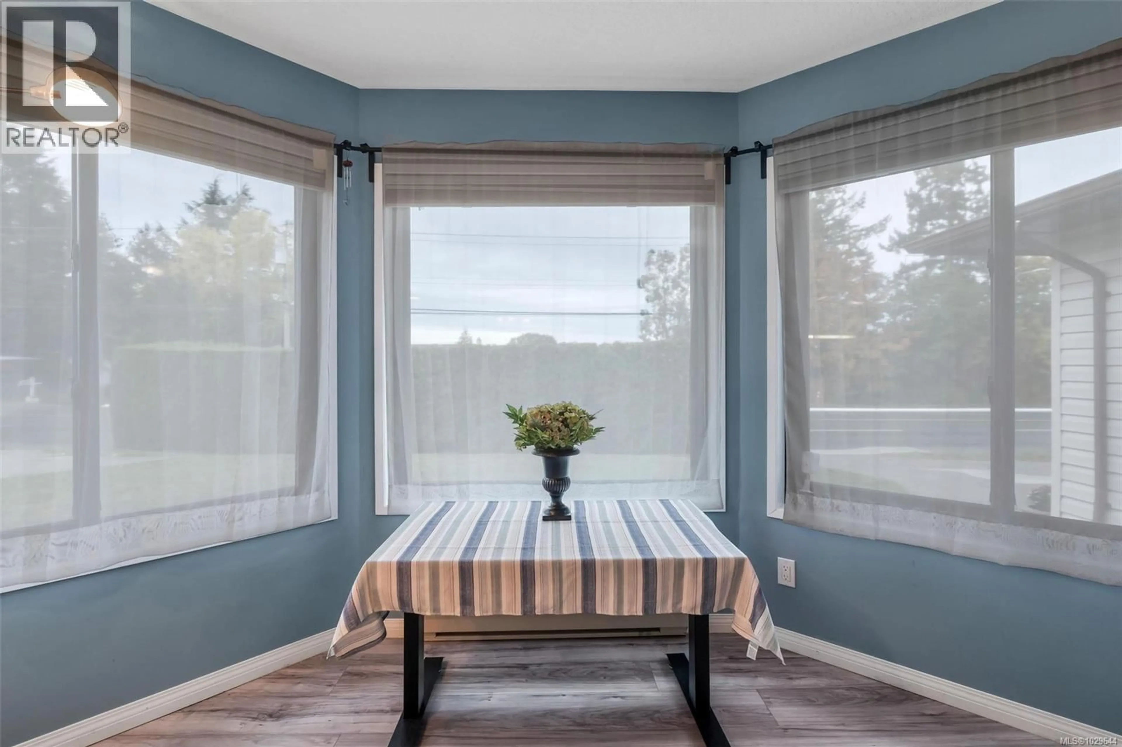 Dining room, wood/laminate floor for 4249 QUADRA STREET, Saanich British Columbia V8X1L5