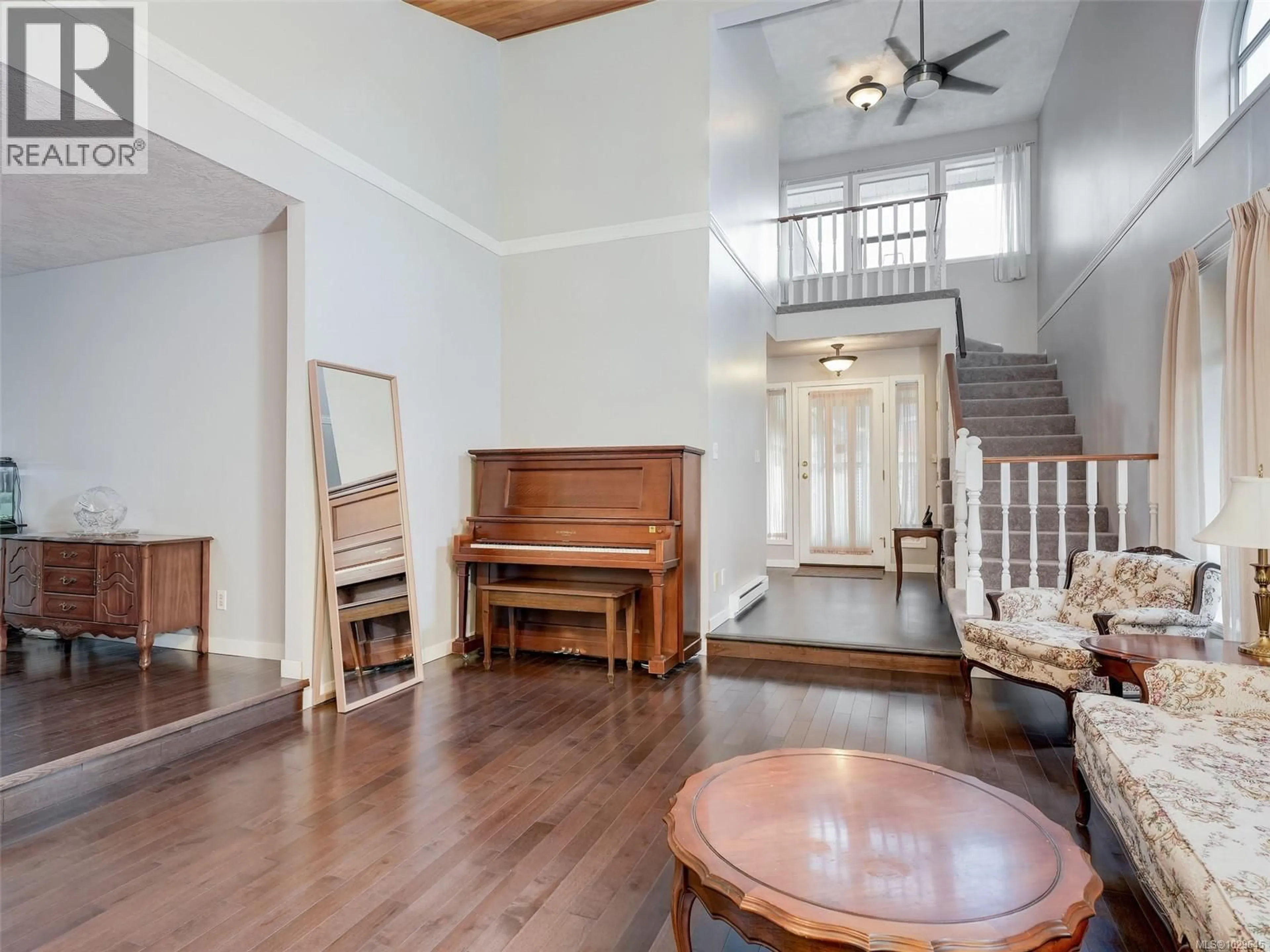 Indoor foyer for 1010 SCOTTSWOOD LANE, Saanich British Columbia V8Y2Y2