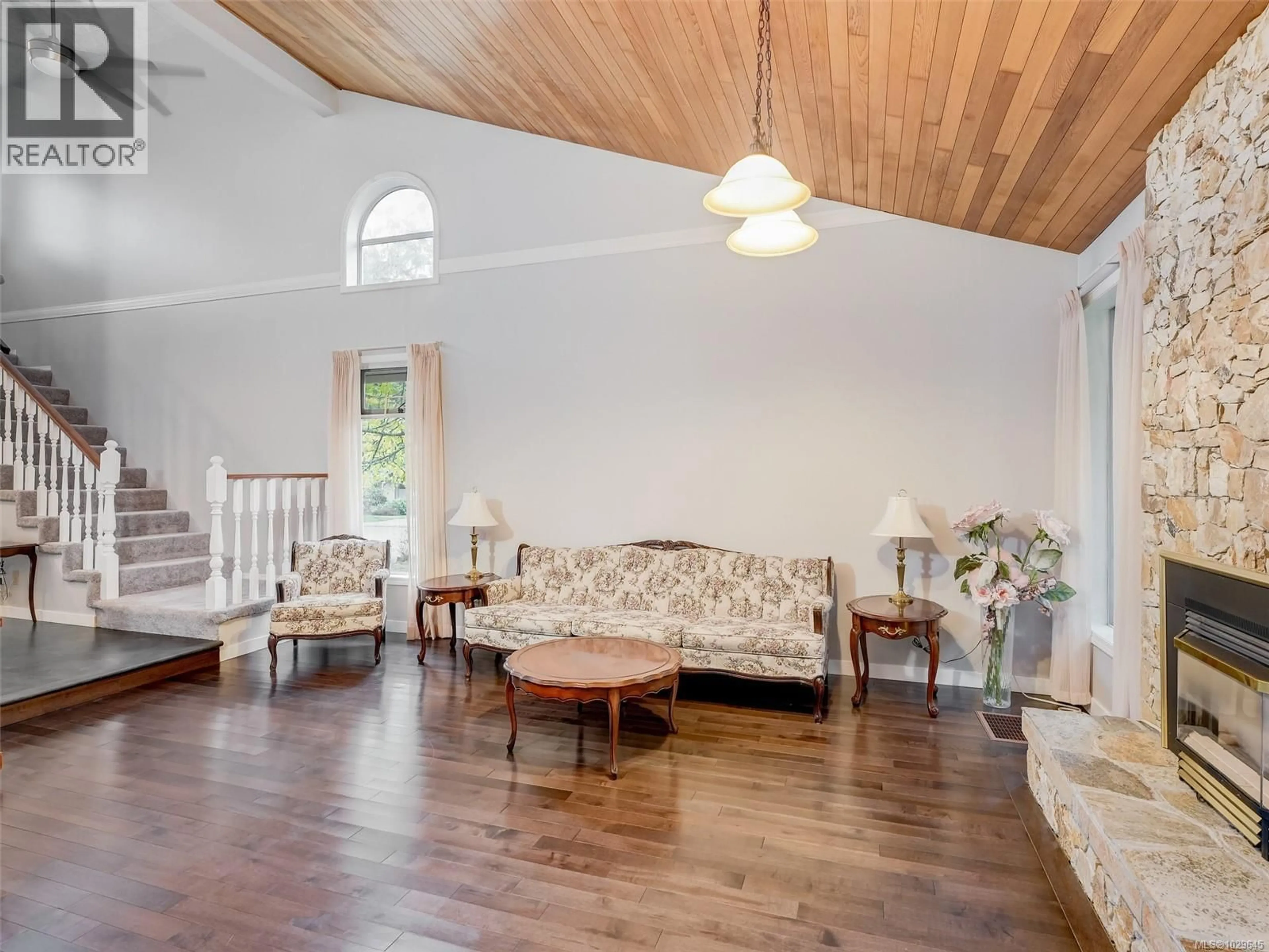 Living room with furniture, wood/laminate floor for 1010 SCOTTSWOOD LANE, Saanich British Columbia V8Y2Y2