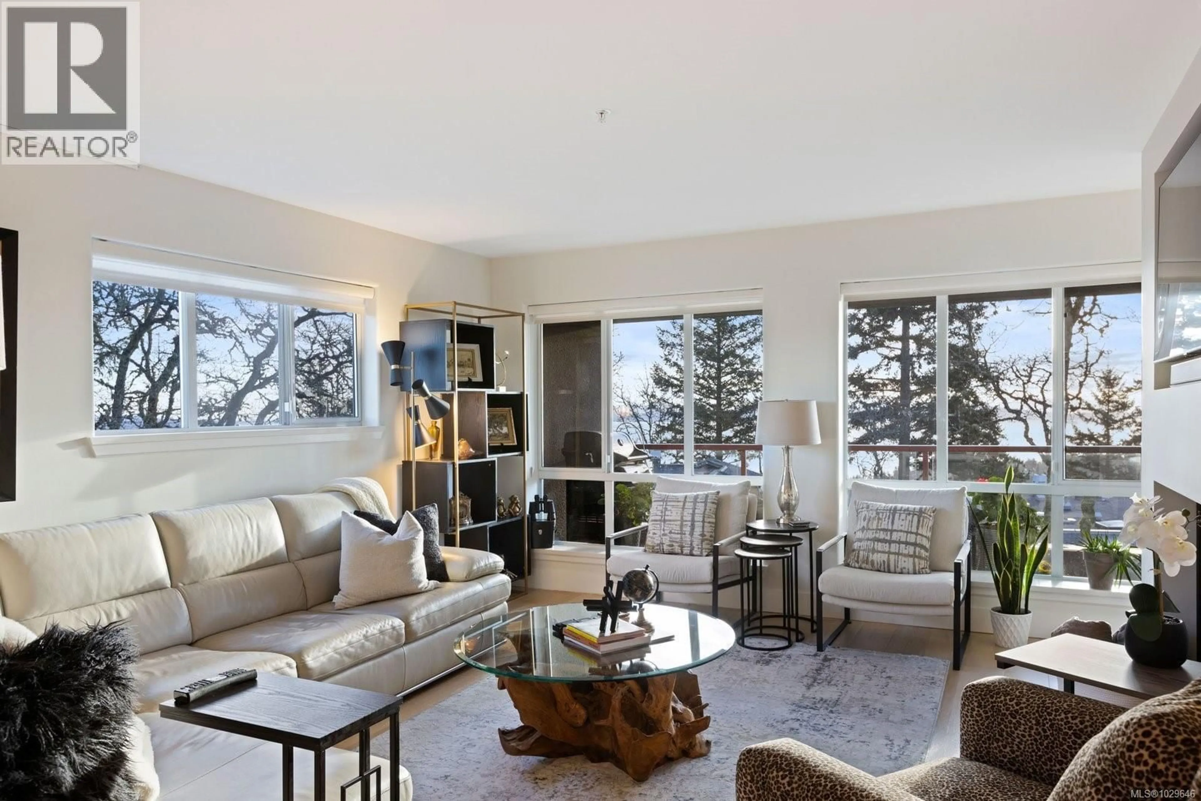 Living room with furniture, unknown for 406 - 940 BOULDERWOOD RISE, Saanich British Columbia V8Y3G5