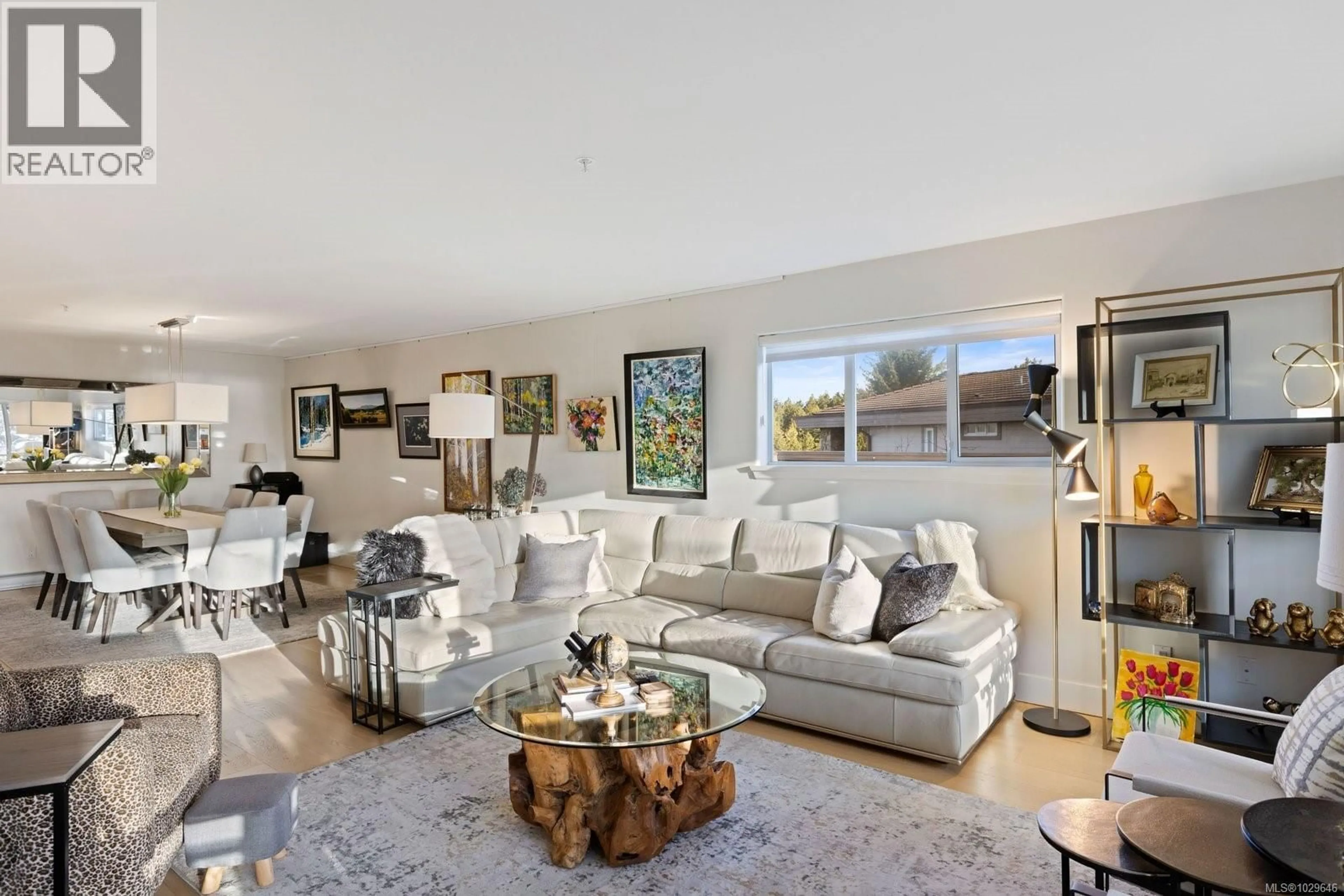 Living room with furniture, unknown for 406 - 940 BOULDERWOOD RISE, Saanich British Columbia V8Y3G5