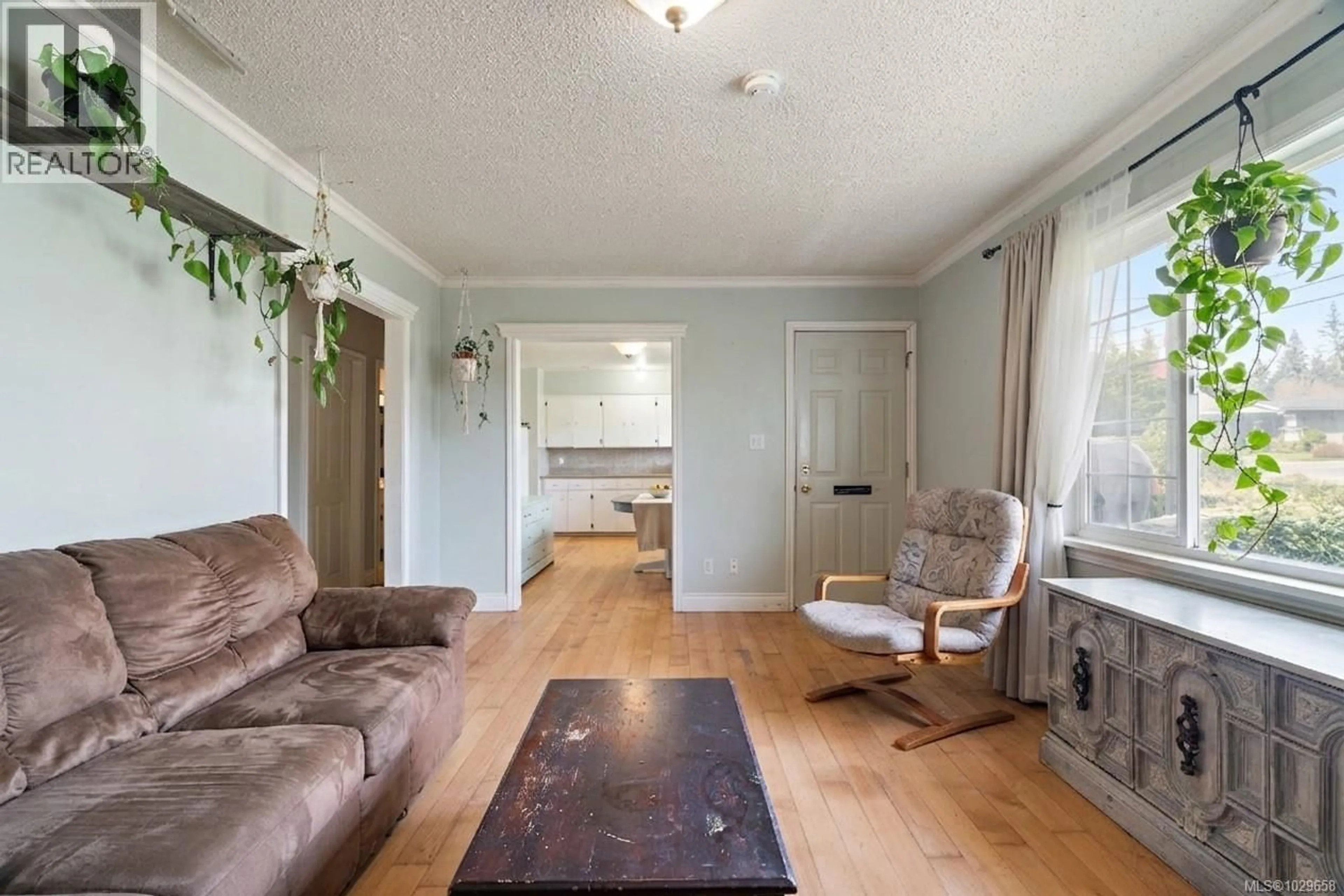 Living room with furniture, wood/laminate floor for 349 HILCHEY ROAD, Campbell River British Columbia V9W1P6