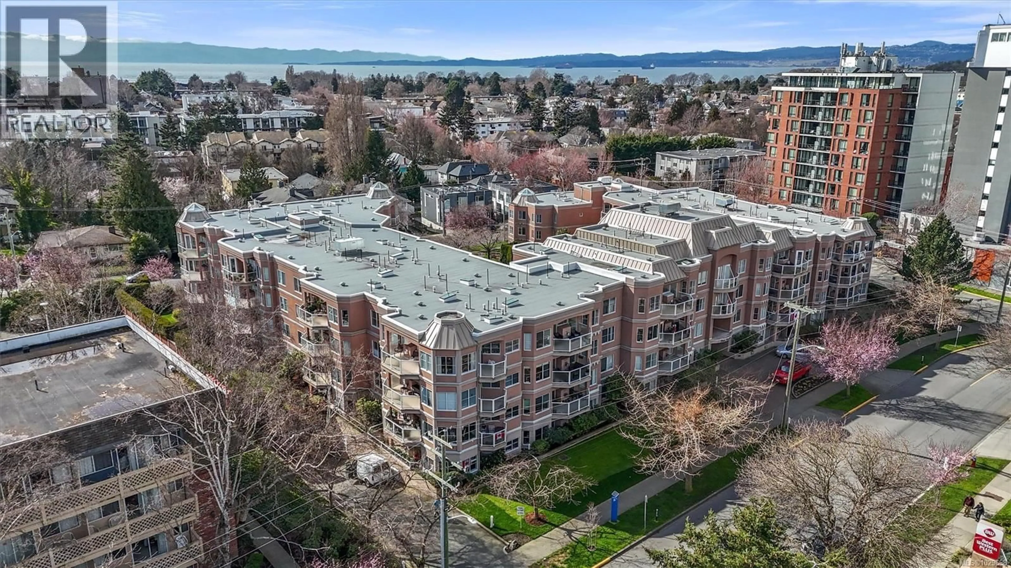 A pic from outside/outdoor area/front of a property/back of a property/a pic from drone, city buildings view from balcony for 324 - 405 QUEBEC STREET, Victoria British Columbia V8V4Z2
