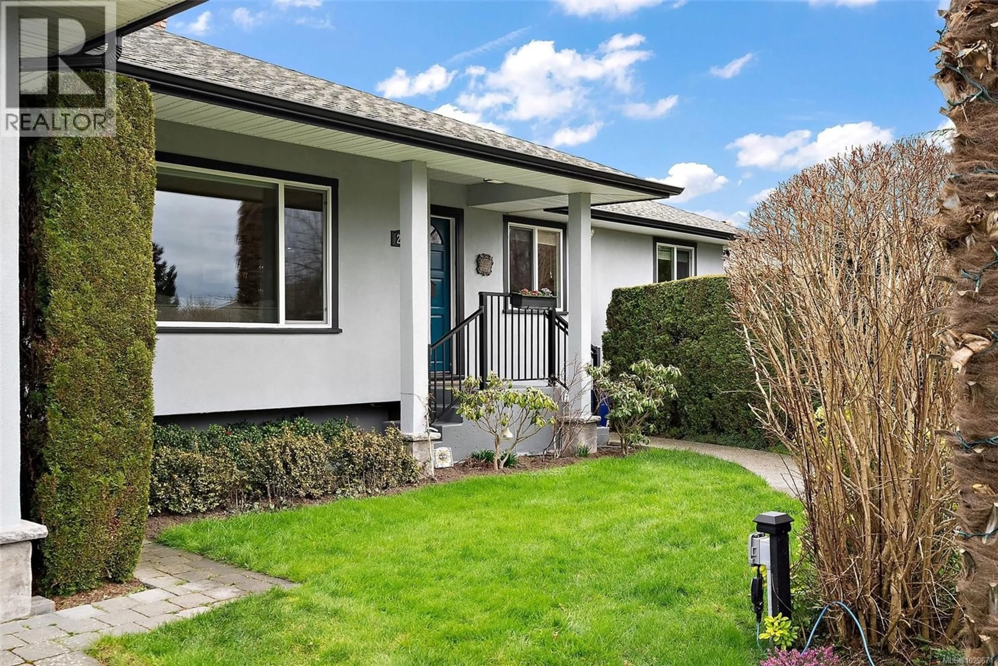 Home with vinyl exterior material, street for 2861 EASTDOWNE ROAD, Oak Bay British Columbia V8R5R7