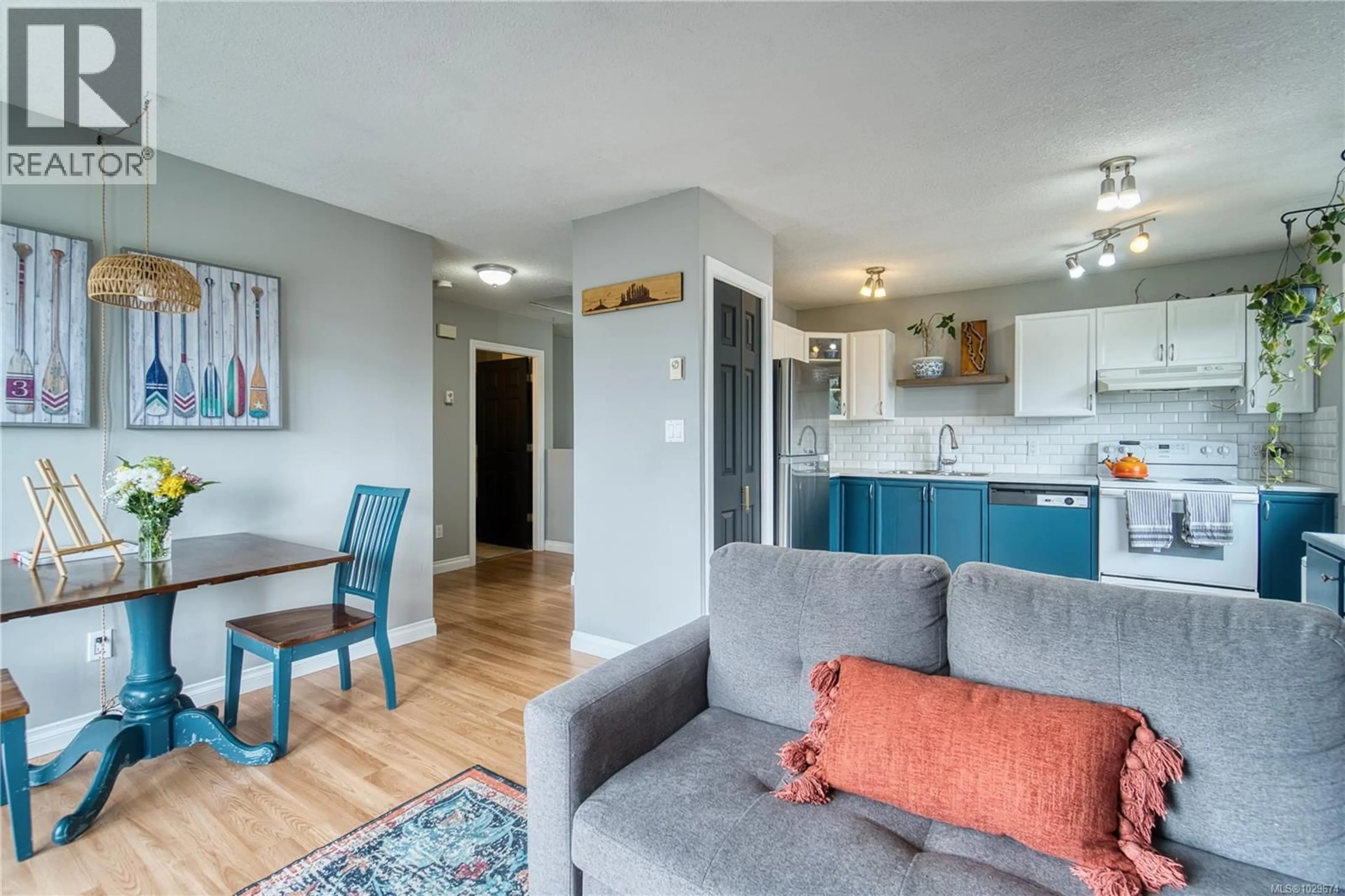 Living room with furniture, wood/laminate floor for 1 - 4801 HAMMOND BAY ROAD, Nanaimo British Columbia V9T5V7