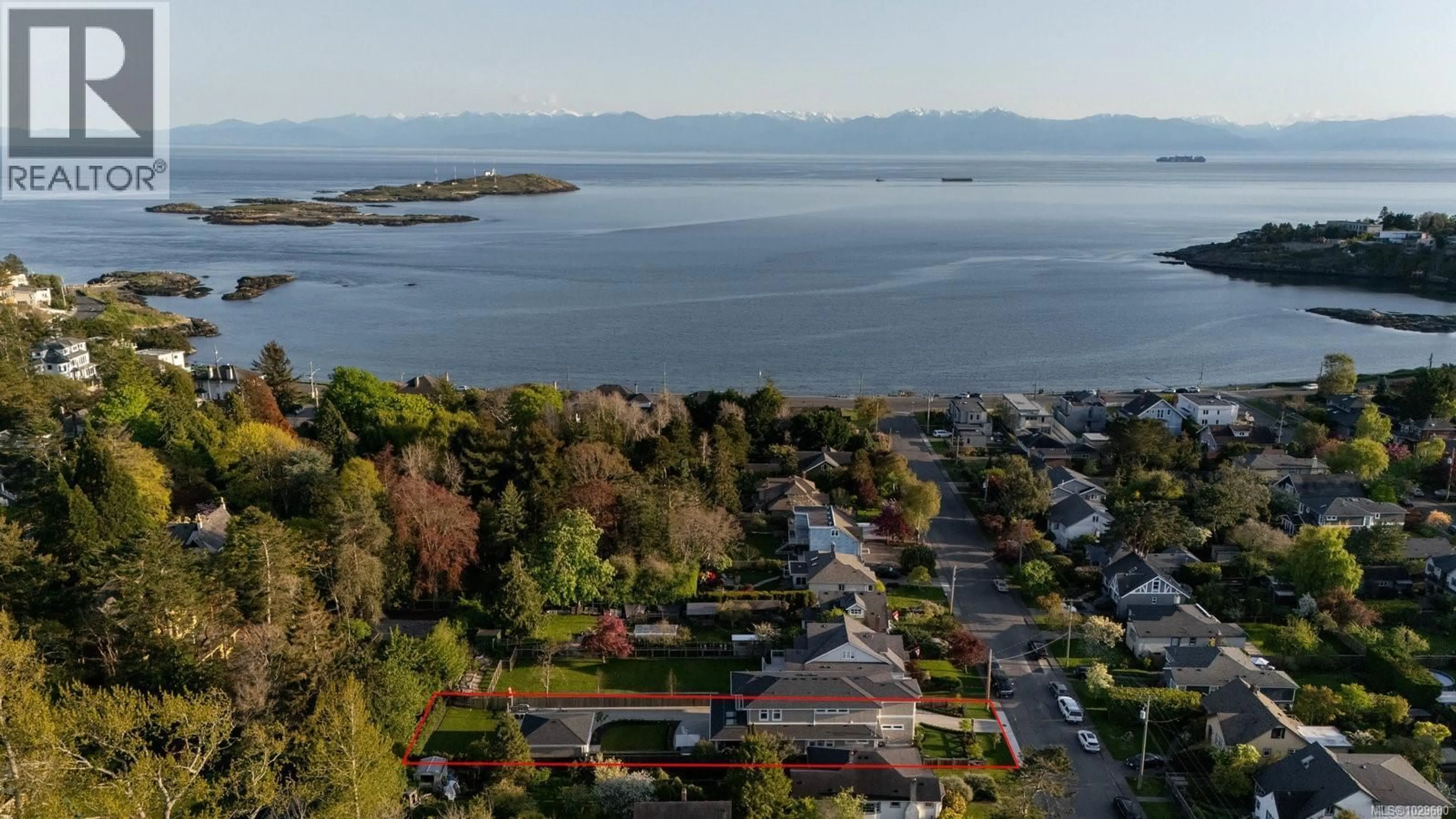 A pic from outside/outdoor area/front of a property/back of a property/a pic from drone, water/lake/river/ocean view for 575 ST. PATRICK STREET, Oak Bay British Columbia V9B4X4