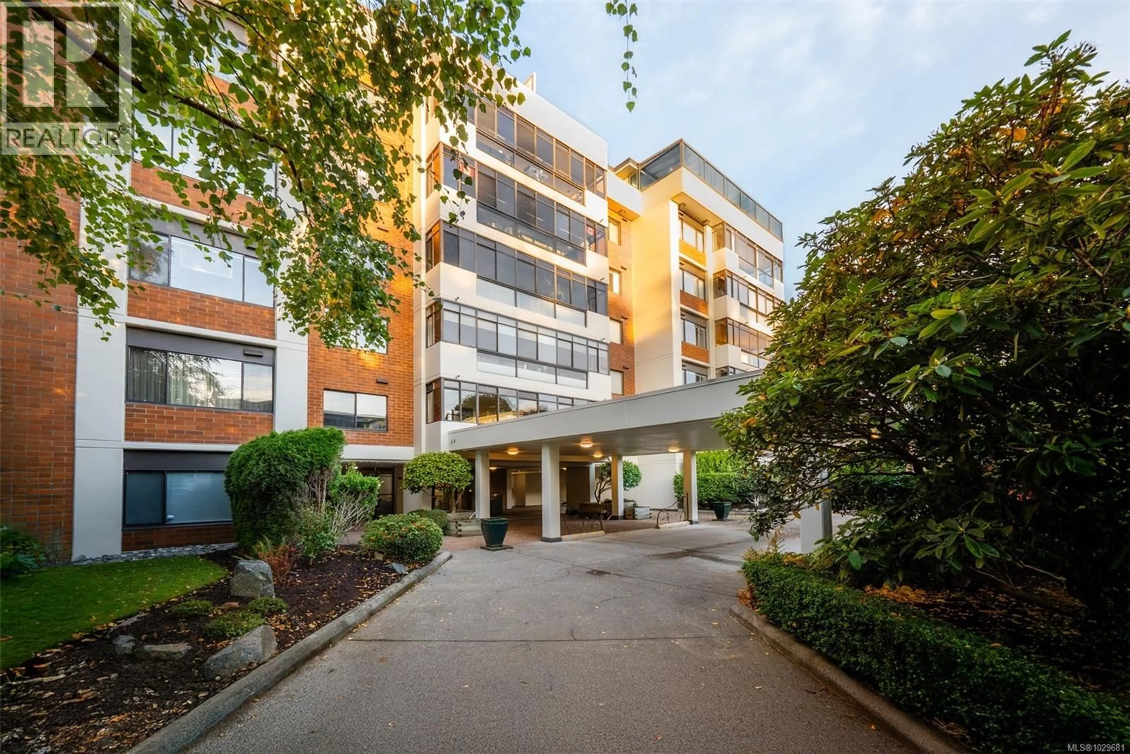 Indoor foyer for 405 - 420 LINDEN AVENUE, Victoria British Columbia V8V4G3