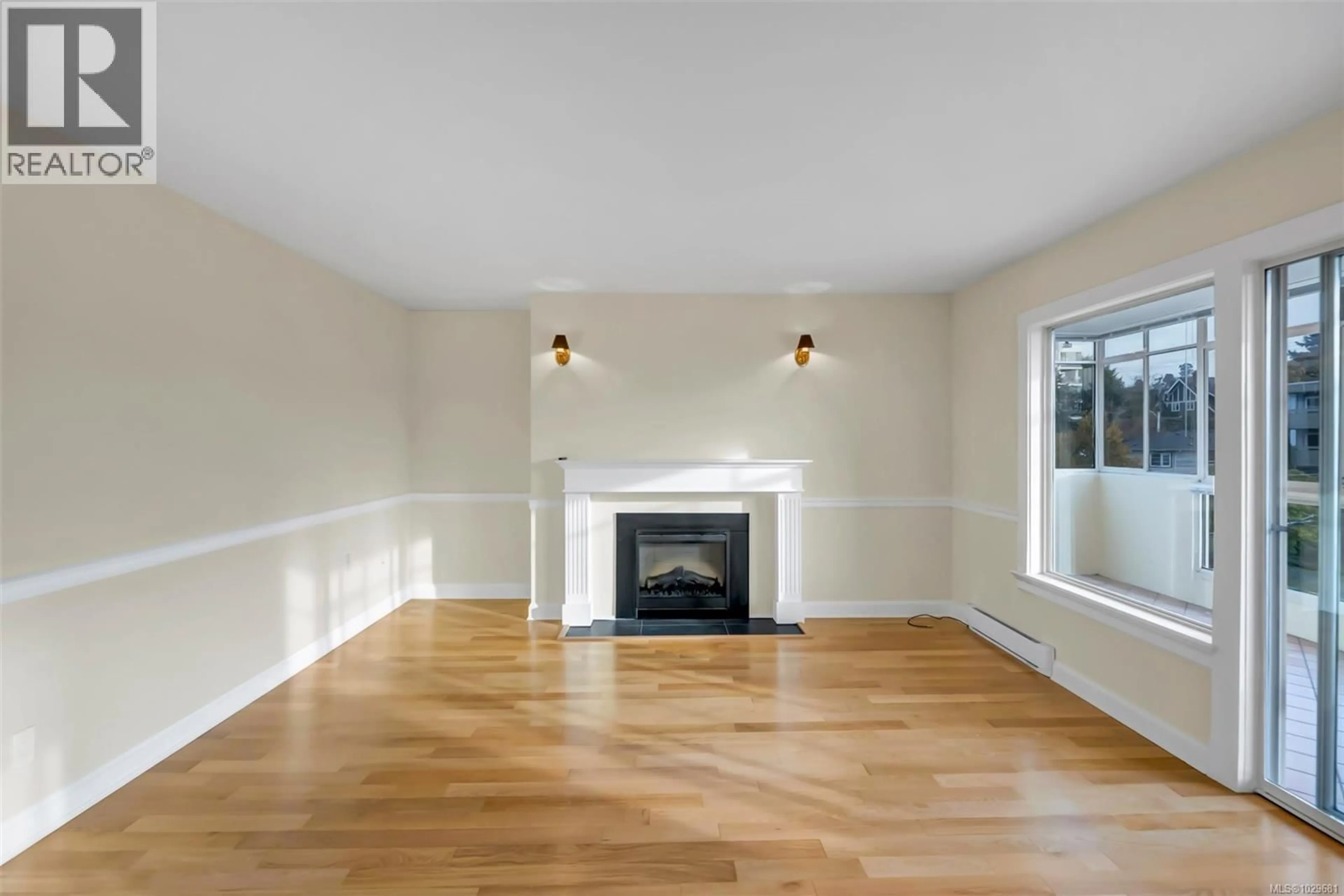 Living room with furniture, wood/laminate floor for 405 - 420 LINDEN AVENUE, Victoria British Columbia V8V4G3