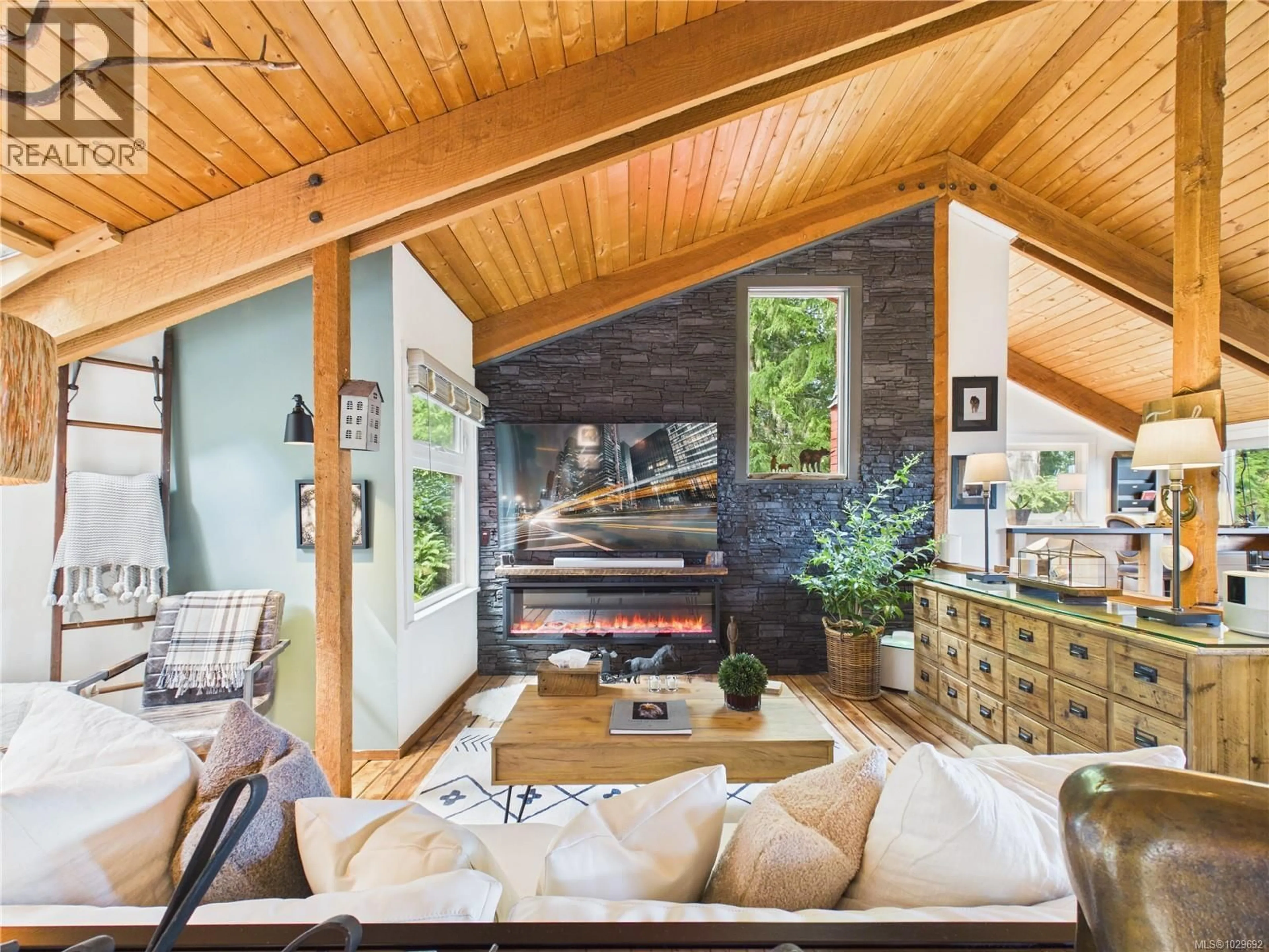 Living room with furniture, wood/laminate floor for 182 DEVINE DRIVE, Salt Spring British Columbia V8K2H5