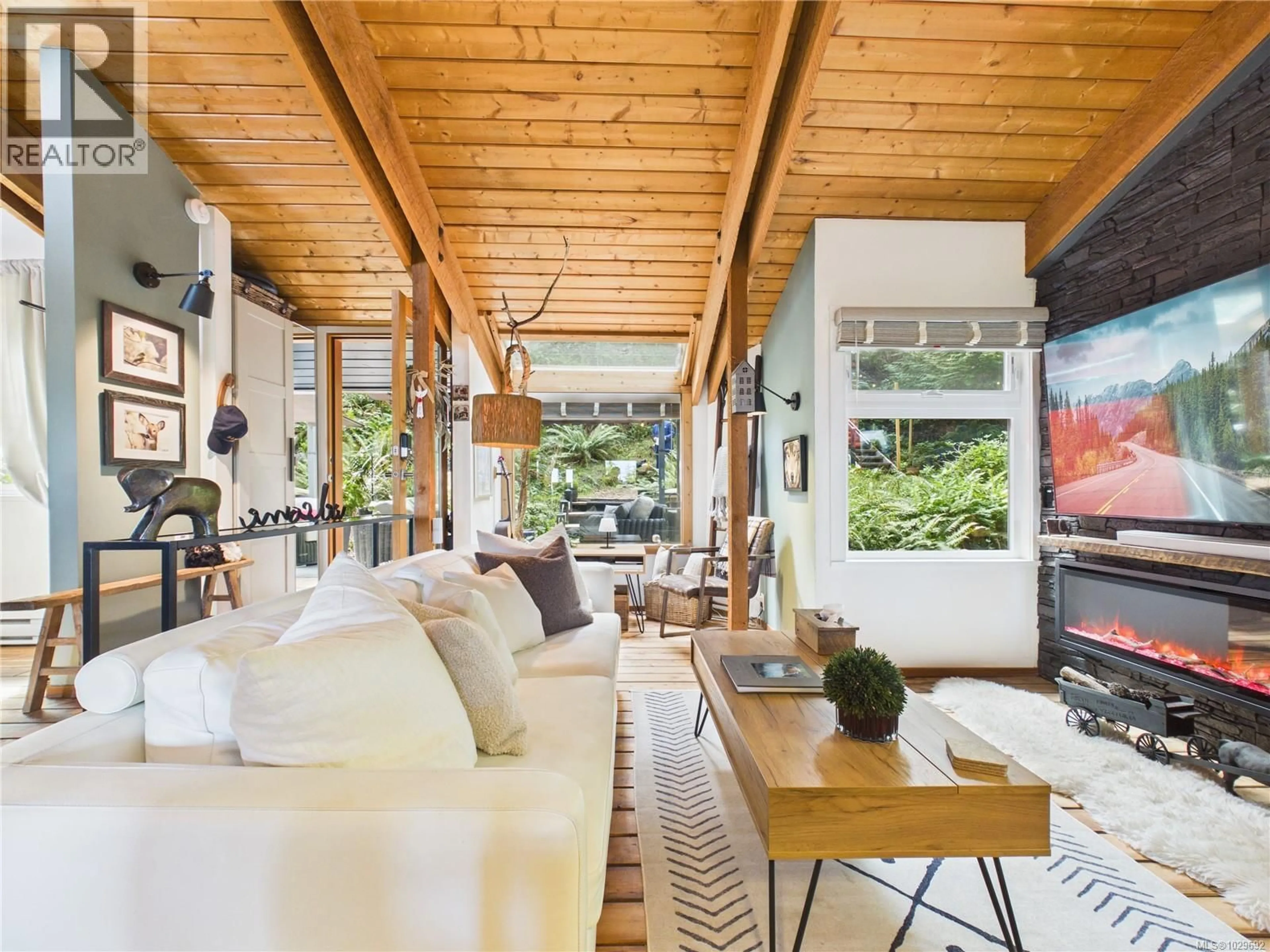 Living room with furniture, unknown for 182 DEVINE DRIVE, Salt Spring British Columbia V8K2H5