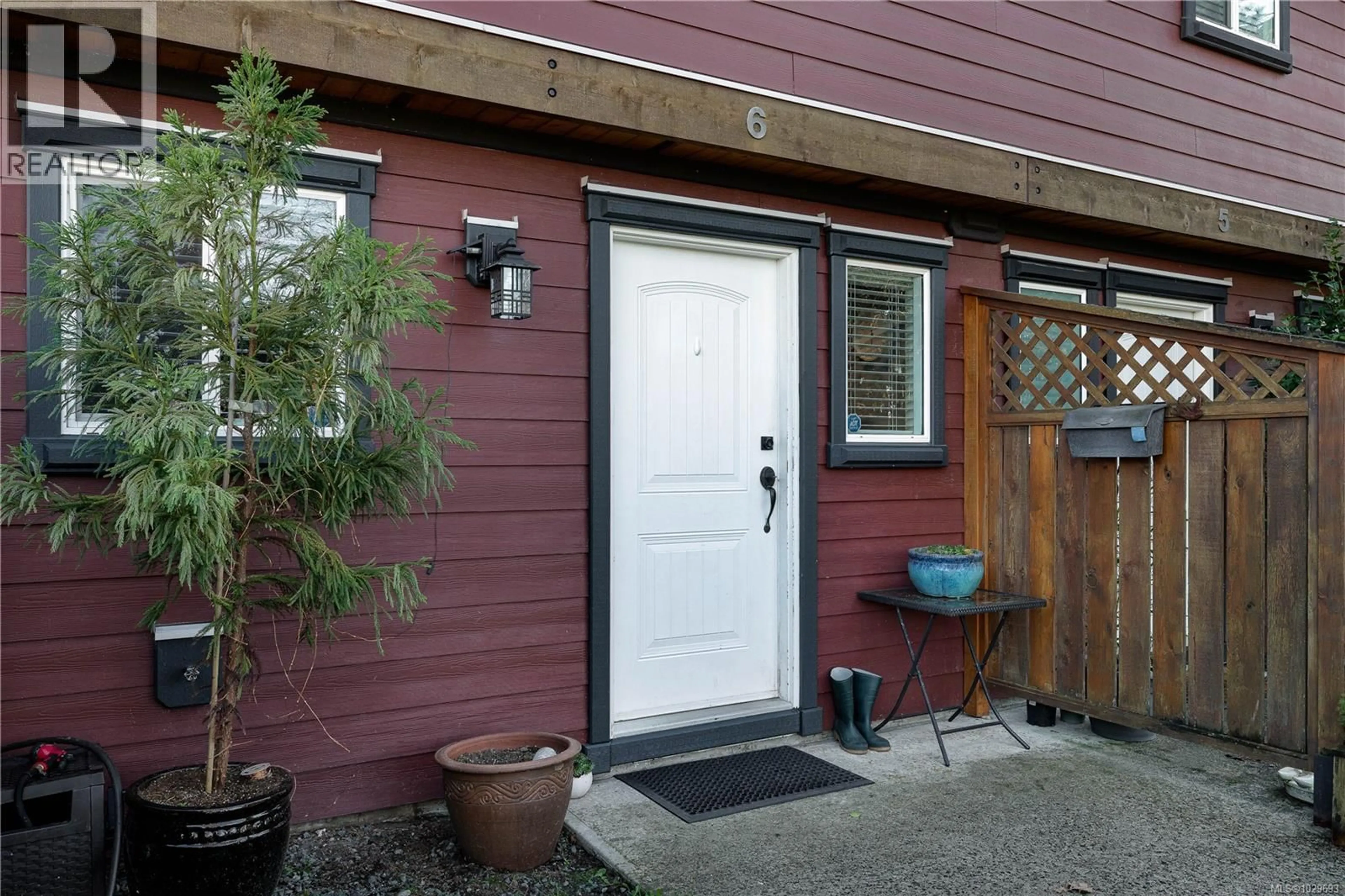 Indoor entryway for 6 - 581 DOGWOOD STREET, Campbell River British Columbia V9W2Y4