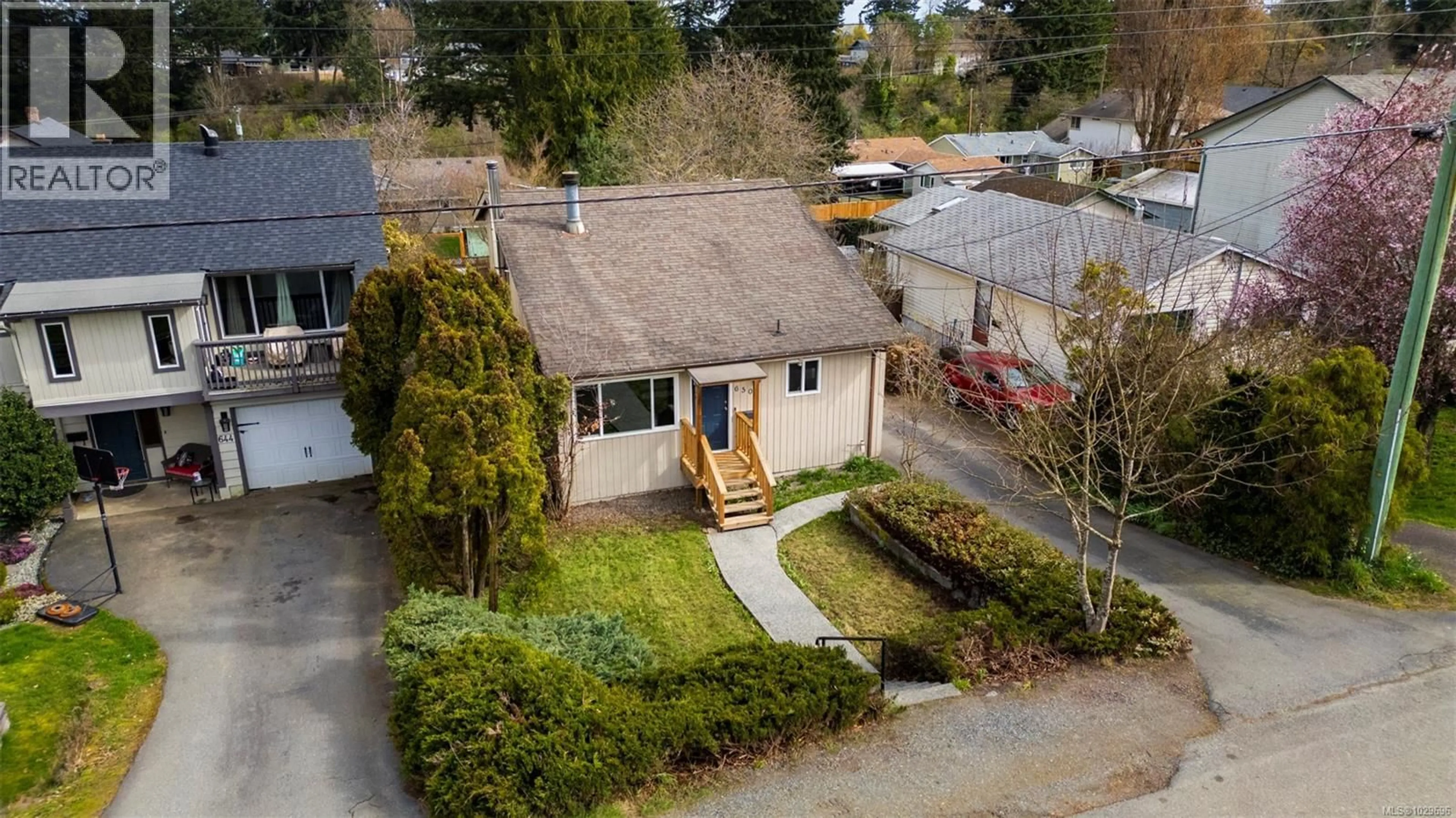 A pic from outside/outdoor area/front of a property/back of a property/a pic from drone, street for 650 HAMILTON AVENUE, Nanaimo British Columbia V9R4G4