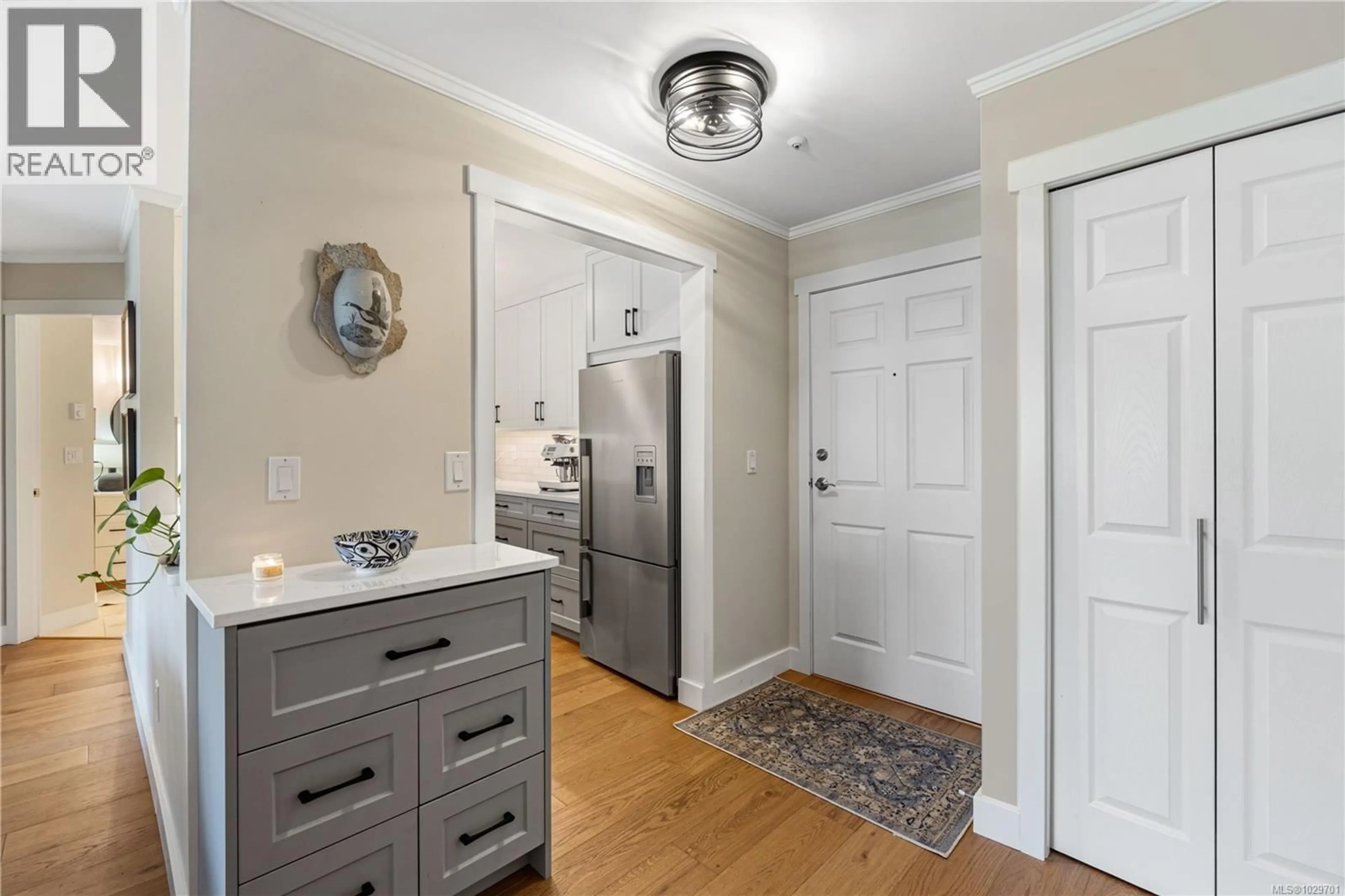 Indoor entryway for 107 - 4965 VISTA VIEW CRESCENT, Nanaimo British Columbia V9V1S1