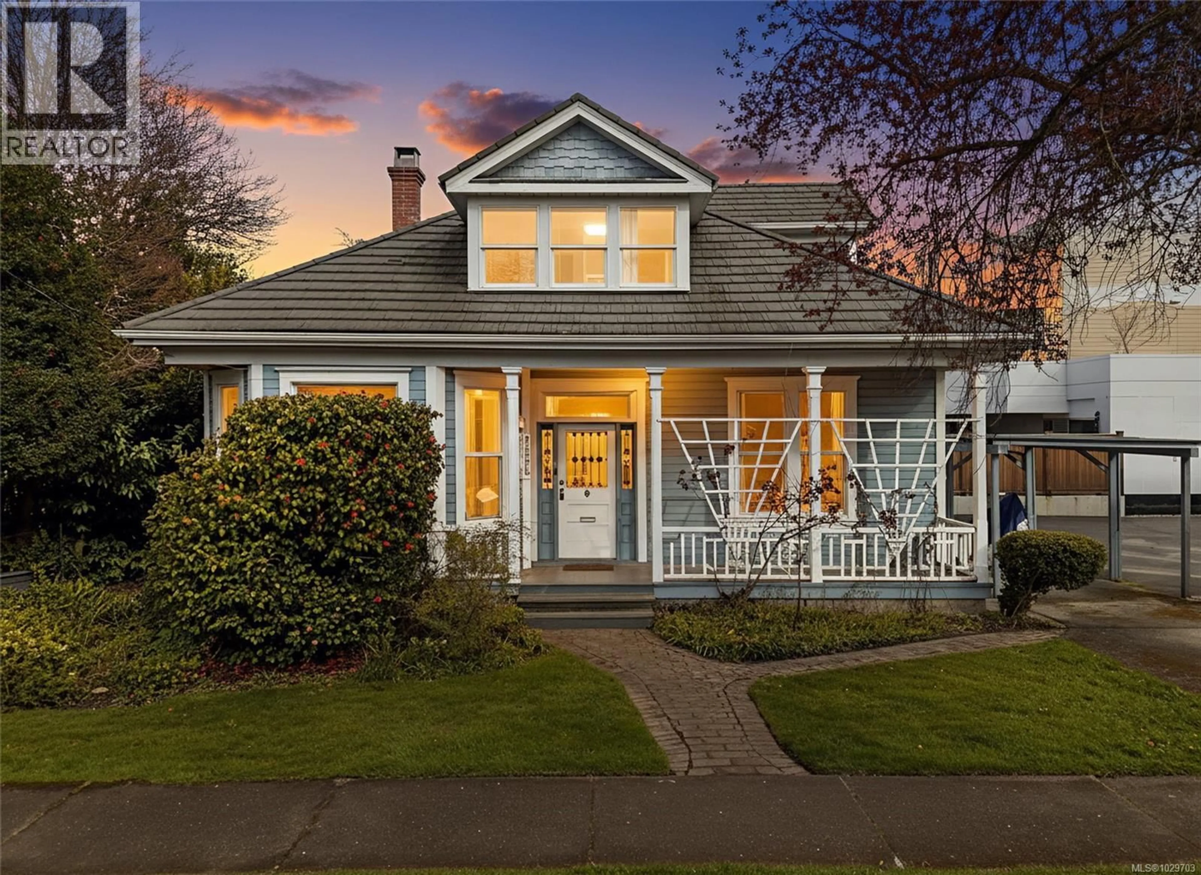 Home with vinyl exterior material, street for 1525 DAVIE STREET, Victoria British Columbia V8R4W4