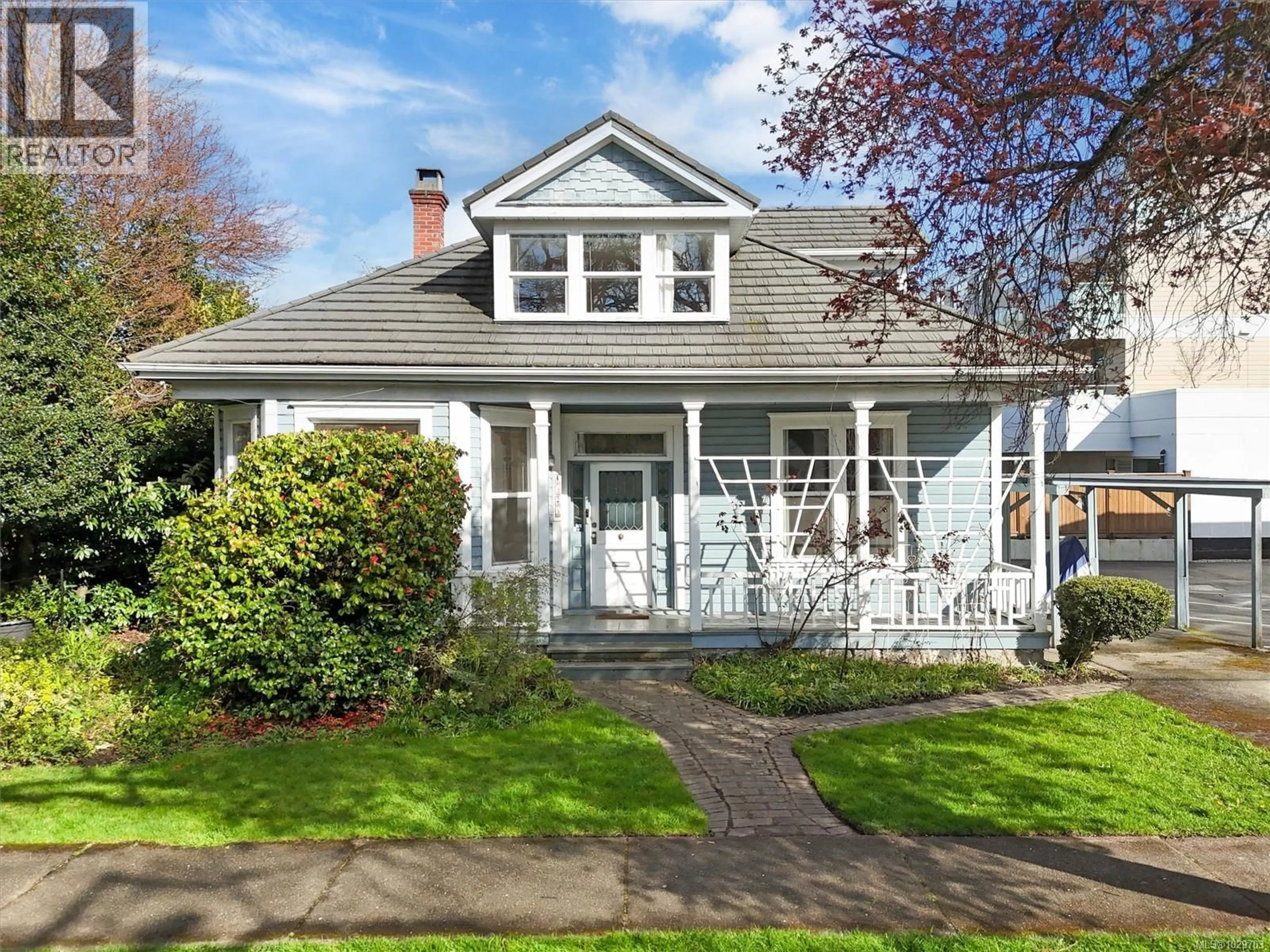 Home with vinyl exterior material, street for 1525 DAVIE STREET, Victoria British Columbia V8R4W4
