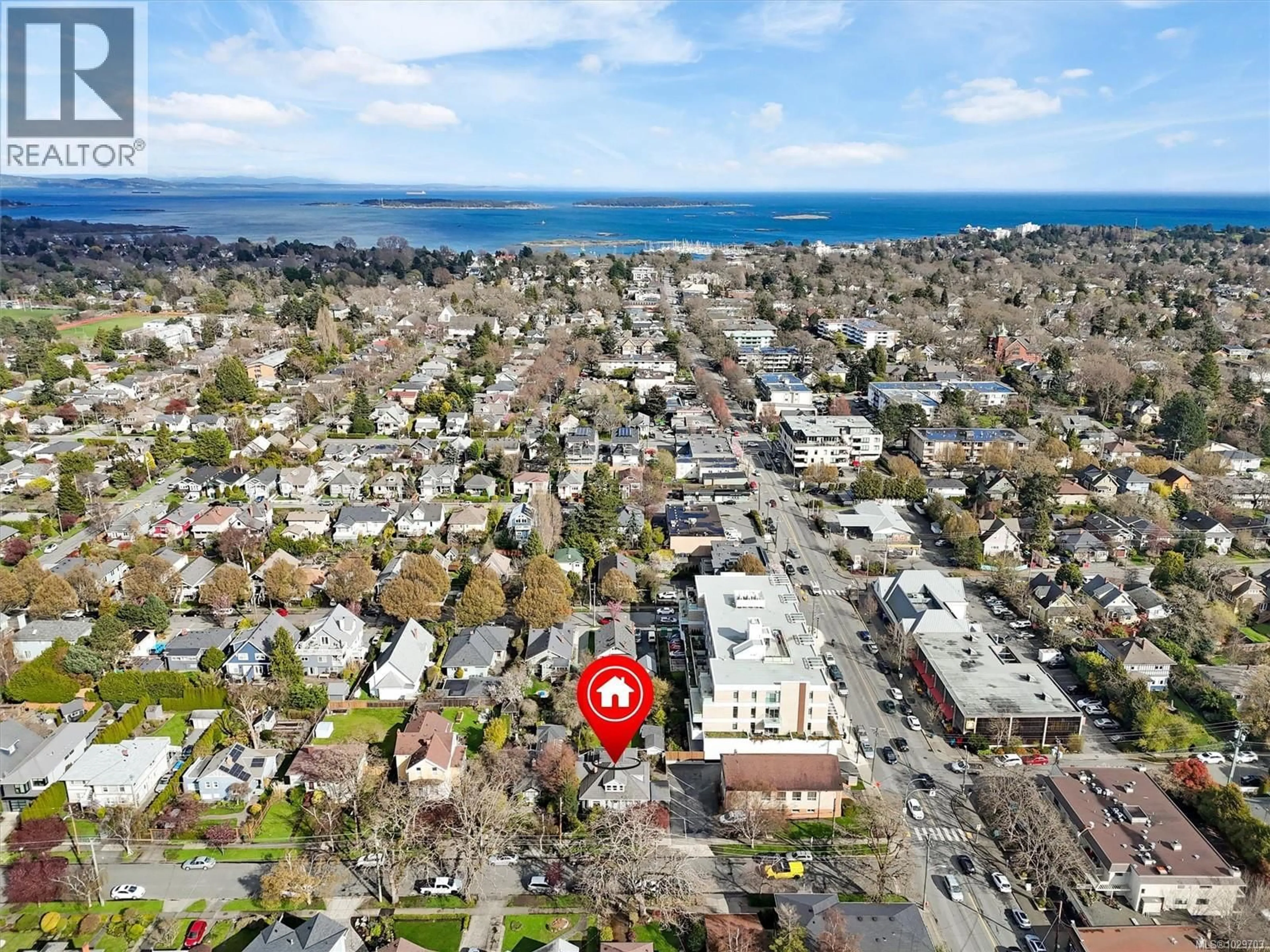 A pic from outside/outdoor area/front of a property/back of a property/a pic from drone, street for 1525 DAVIE STREET, Victoria British Columbia V8R4W4