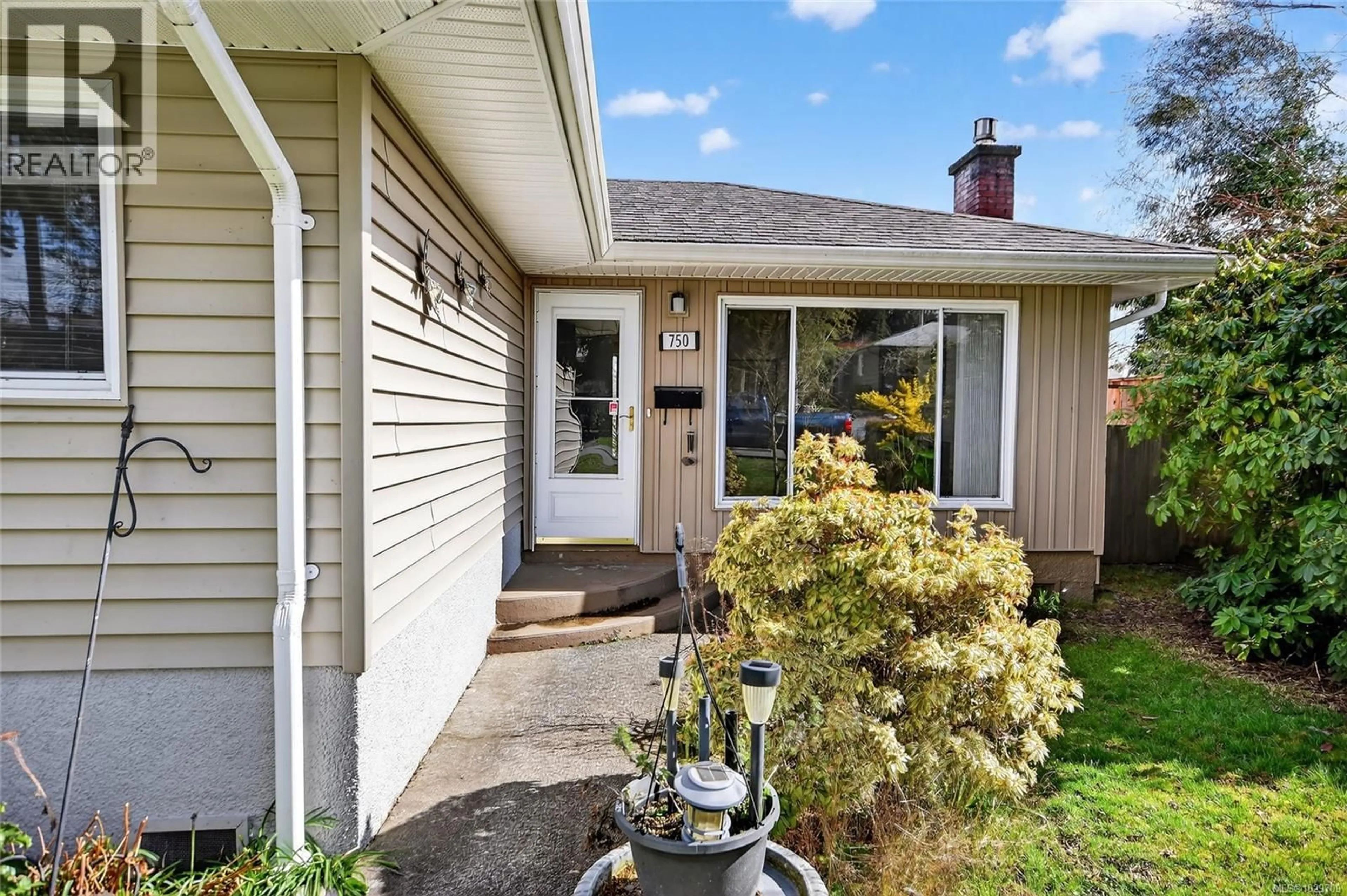 Home with vinyl exterior material, street for 750 NORTHUMBERLAND AVENUE, Nanaimo British Columbia V9S5C4