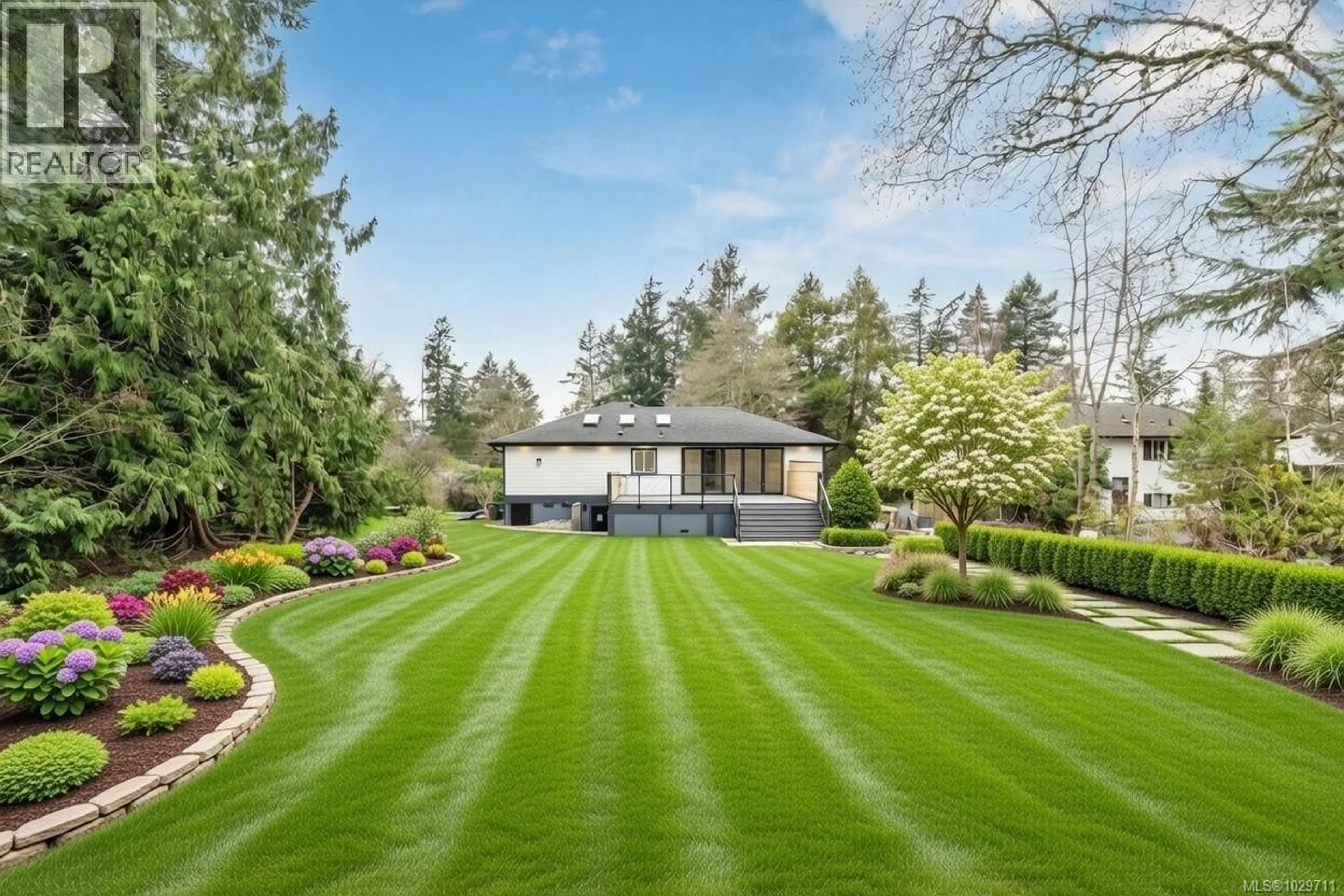 A pic from outside/outdoor area/front of a property/back of a property/a pic from drone, unknown for 5281 SANTA CLARA AVENUE, Saanich British Columbia V8Y1W6