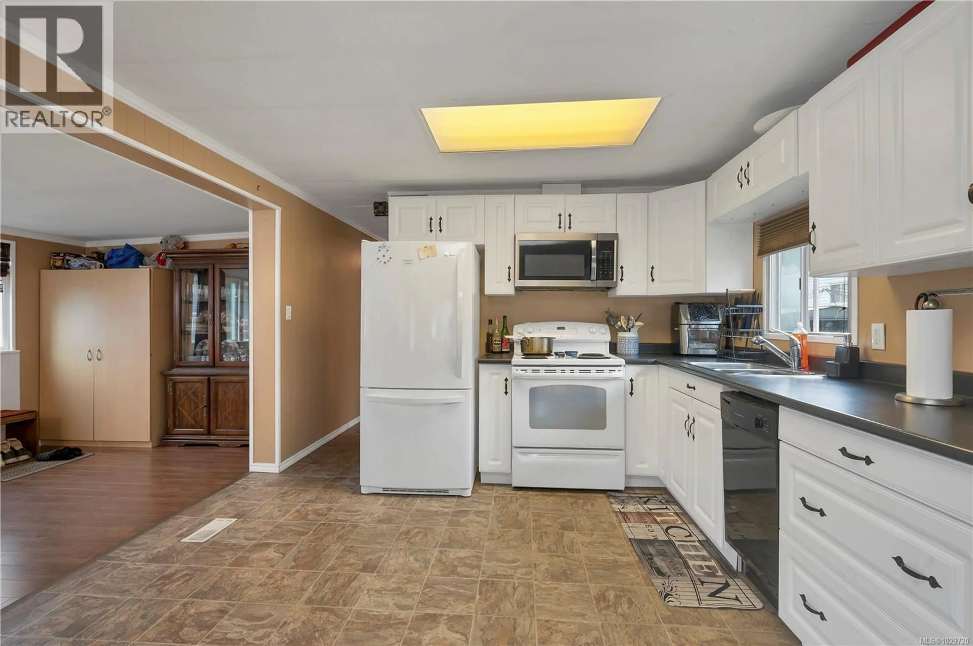 Standard kitchen, ceramic/tile floor for 81 - 951 HOMEWOOD ROAD, Campbell River British Columbia V9W3N7