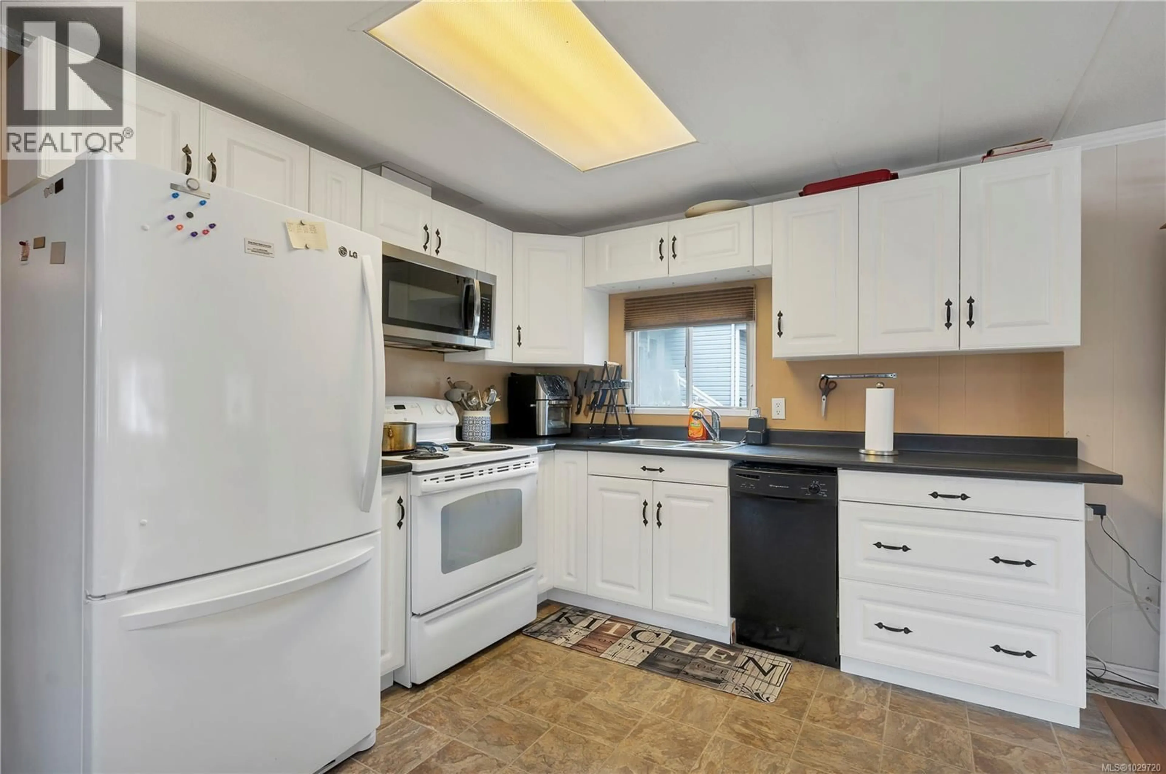 Standard kitchen, ceramic/tile floor for 81 - 951 HOMEWOOD ROAD, Campbell River British Columbia V9W3N7