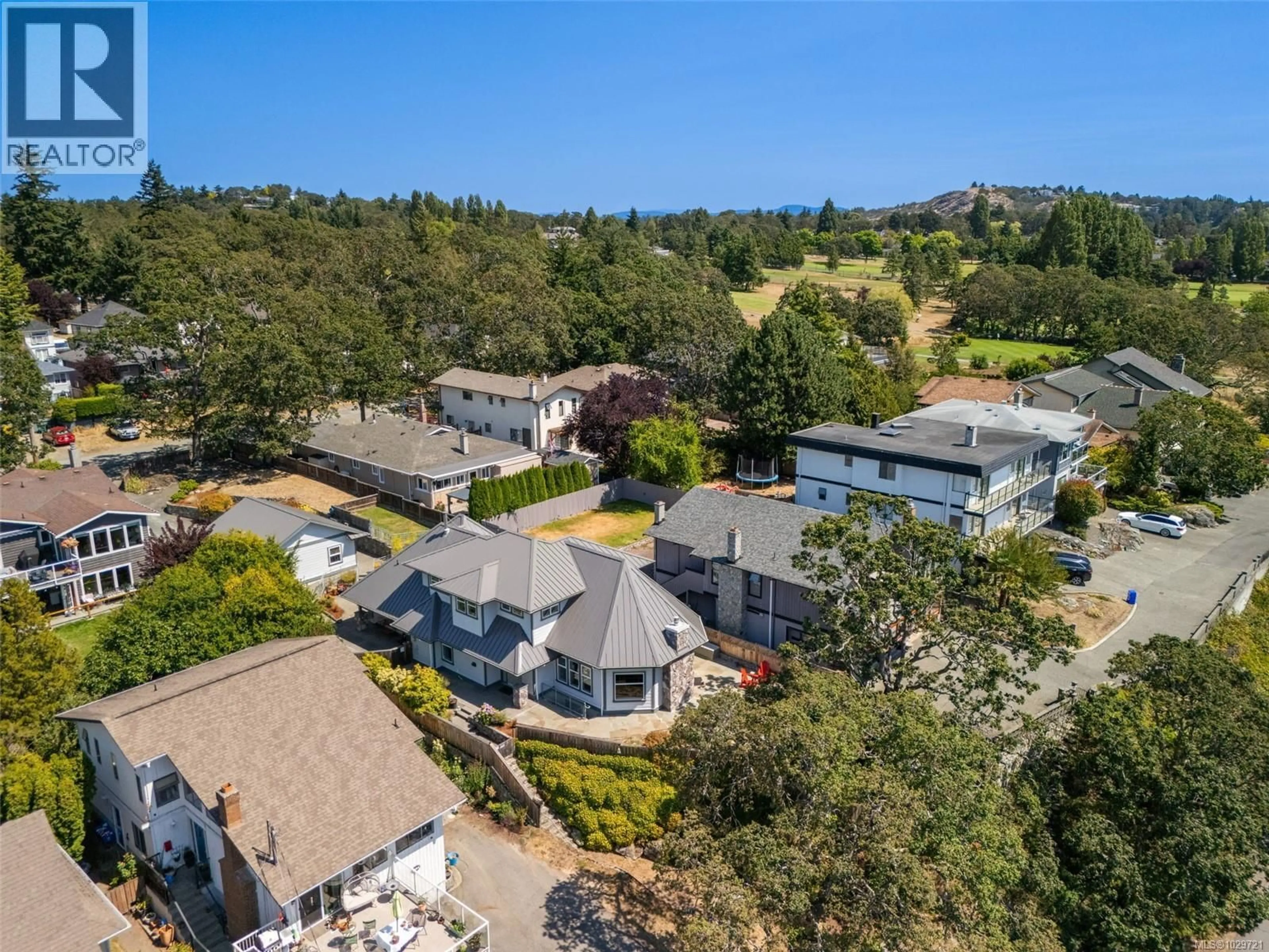 A pic from outside/outdoor area/front of a property/back of a property/a pic from drone, mountain view for 1286 OCEAN VIEW DRIVE, Saanich British Columbia V8P1J7