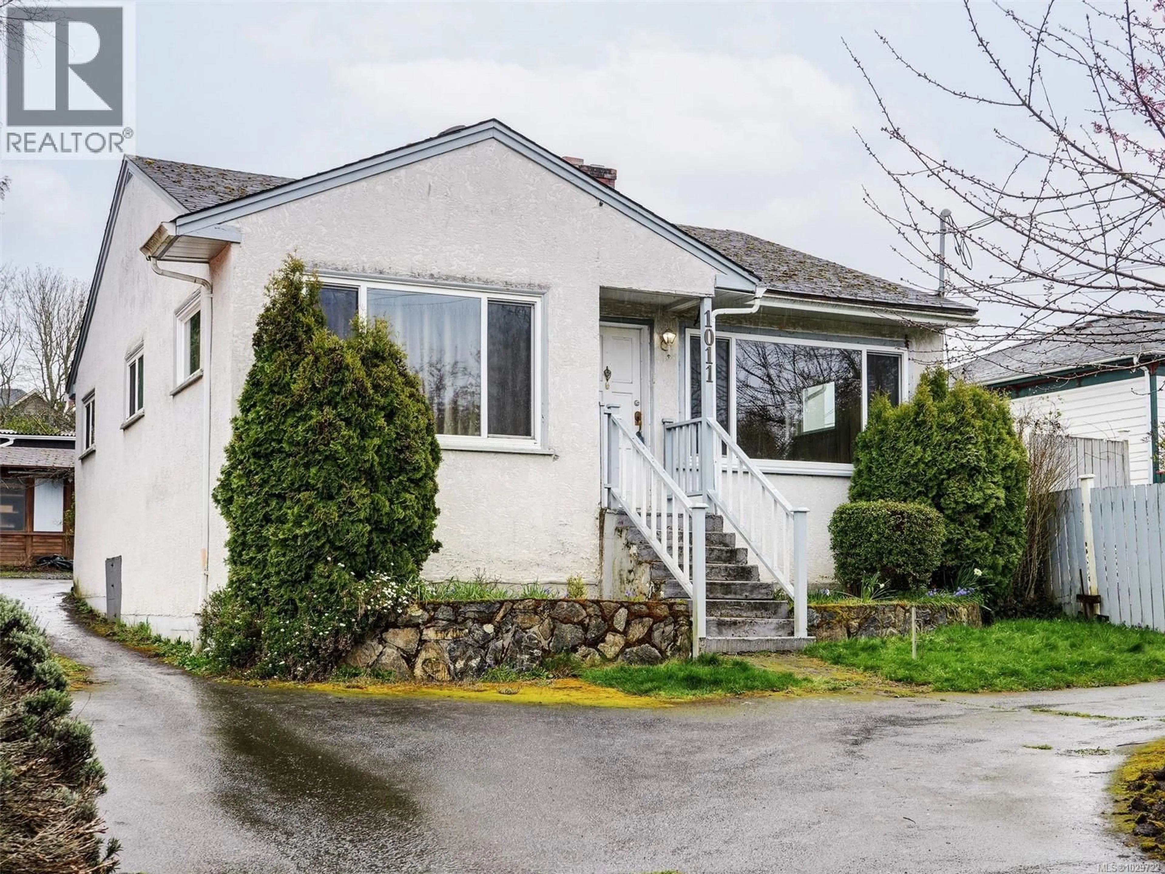 Home with vinyl exterior material, street for 1011 RUSSELL STREET, Victoria British Columbia V9A3Y2